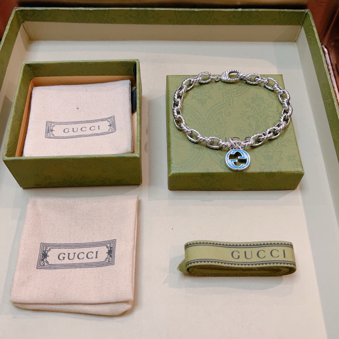 批110。 最新出炉🌼 Gucci古驰手链最新款的经典款 精致无论款式 质感 都是绝对的顶尖feel 只要看一眼就懂了   原版logo 超 nice 搭配衣服上档次选择，男女同款必备神器 码数17。18。19。20。21。22。23。24厘米