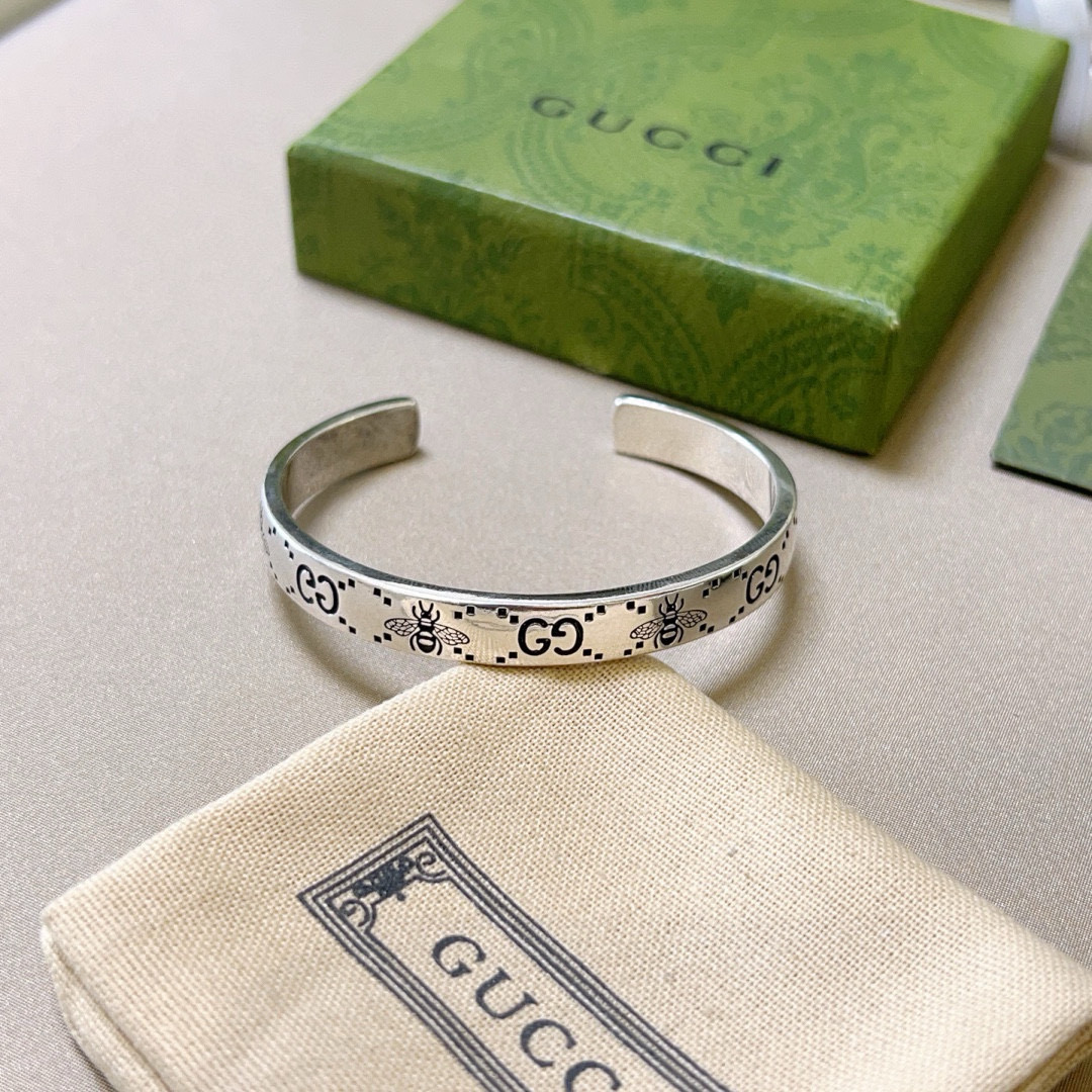 NO:106080,The latest style of Gucci bracelets with unique charm and a higher grade star. The same style of Anger Forest series dual G classic bee series retro silver widened high-quality Gucci bracelet. Details are used to treat the version. Non-market glossy style. This model has been released. Gucci is very good at matching trendy clothes, jewelry quality, gucci, bracelet19860909批.古驰手镯手环独特魅力十足最新款手镯 档次更高明星同款Anger Forest系列双G经典款蜜蜂系列复古银加宽高品质古驰手环 细节对版做旧处理 非市面亮面版型 这款一直在出 古驰里面热卖款 非常好搭配潮流衣服,饰品精品,gucci,bracelet,Jewelry