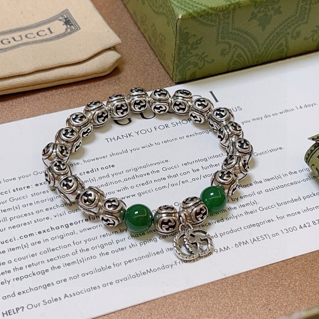 NO:106083,Buy Gucci bracelets are the same as men and women. The latest natural green agate bracelets are higher in grade. Stars are the same as Anger Forest series double g bracelets. Size: 16-24 cm. Details are used to treat the old version. Non-market bright version. This one is always being made on the market. Gucci is popular in the hot-selling model. Very easy to match clothes, fine accessories, gucci, bracelet19860909批 古驰手链男女同款 最新款天然绿玛瑙手链档次更高明星同款Anger Forest系列双g手链 尺寸:16-24厘米 细节对版做旧处理 非市面亮面版型 非市面普通做这款一直在出 古驰里面热卖款 非常好搭配衣服,饰品精品,gucci,bracelet,Jewelry