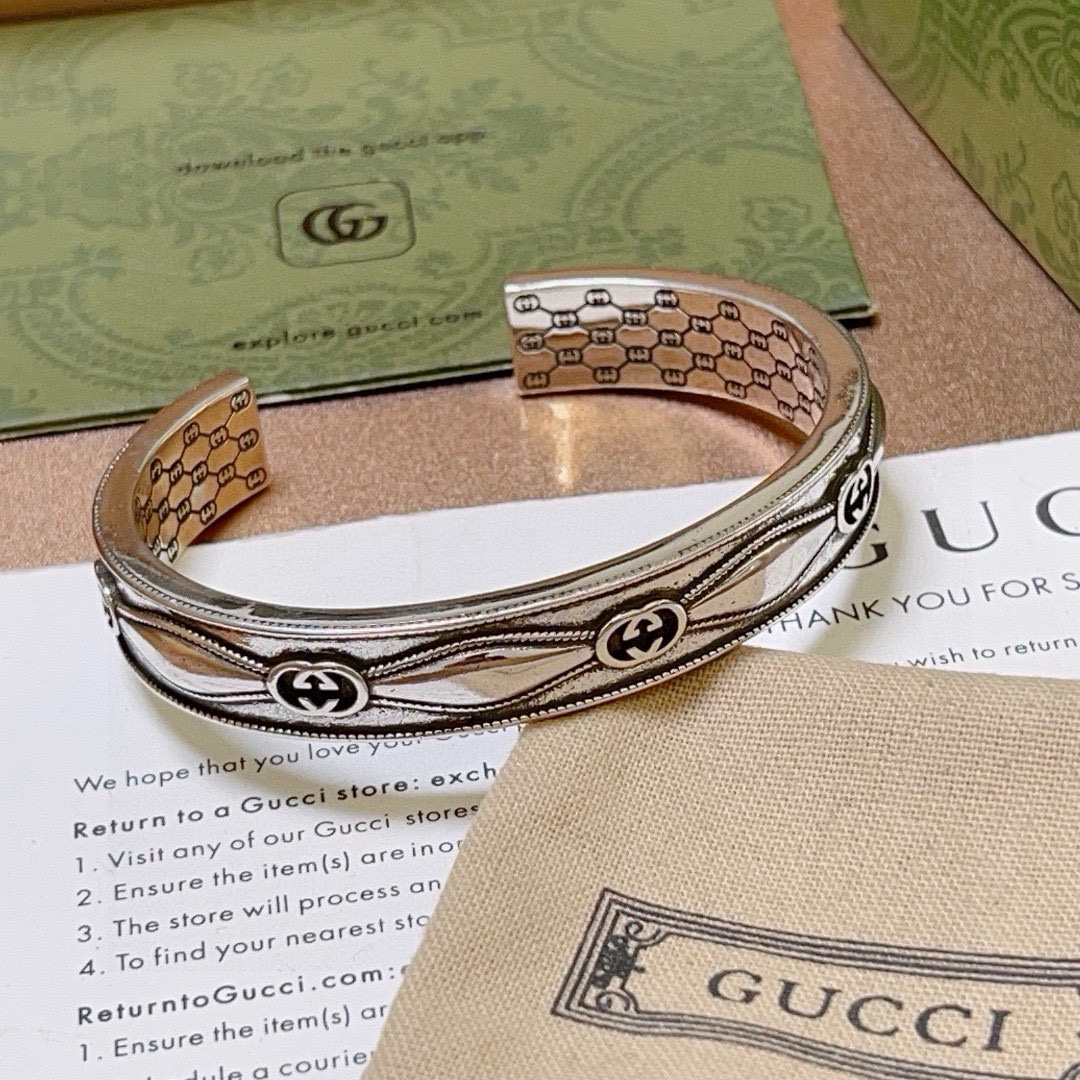 NO:115261,Compare. Recognize the exclusive old-fashioned retro and shabby series thickened widened Gucci bracelet bracelet unique charm latest bracelet with higher grade star style Anger Forest series double G classic series high-quality new Gucci bracelet details to be used for the old version Non-market glossy version This model has been released. Gucci is very good at matching trendy clothes, jewelry boutiques, gucci, bracelet19860909批.认准独家做旧复古破旧系列加厚加宽古驰手镯手环独特魅力十足最新款手镯 档次更高明星同款Anger Forest系列双G经典款系列高品质新品古驰手环 细节对版做旧处理 非市面亮面版型 这款一直在出 古驰里面热卖款 非常好搭配潮流衣服,饰品精品,gucci,bracelet,Jewelry