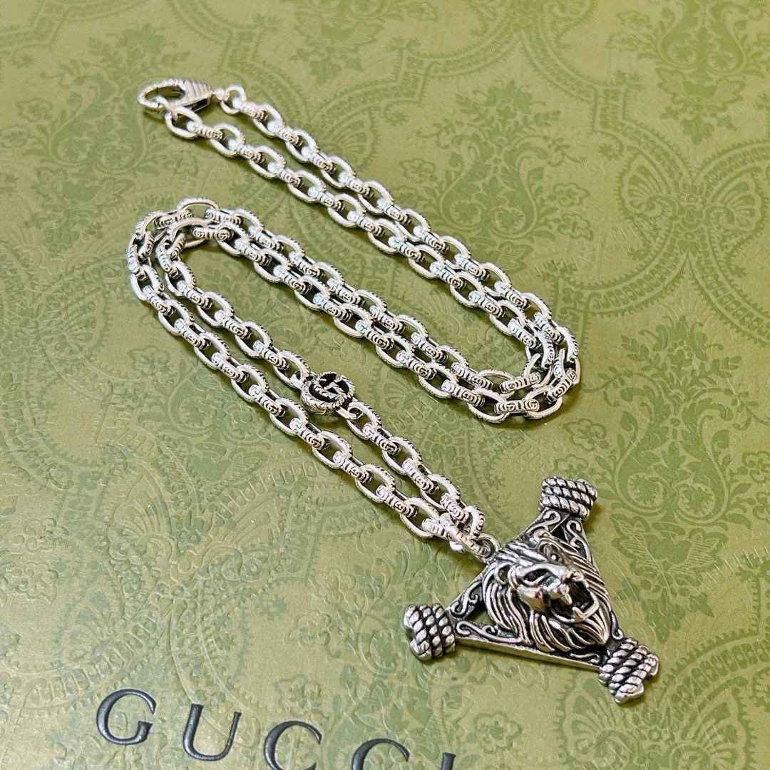 NO:115263,The latest model of Gucci necklace has higher chain grade, star style, same style Anger Forest series double G Gucci necklace, chain length 60 cm can be changed length Gucci retro European and American trendy style Detailed version aging Non-market glossy version This model has been released. Gucci is very good at matching trendy clothes, jewelry quality, gucci, necklace19860909批 古驰项链最新款链条档次更高明星同款Anger Forest系列双G古驰项链 链长60厘米可改长度 古驰复古欧美潮流风 细节对版做旧处理 非市面亮面版型 这款一直在出 古驰里面热卖款 非常好搭配潮流衣服,饰品精品,gucci,necklace,Jewelry