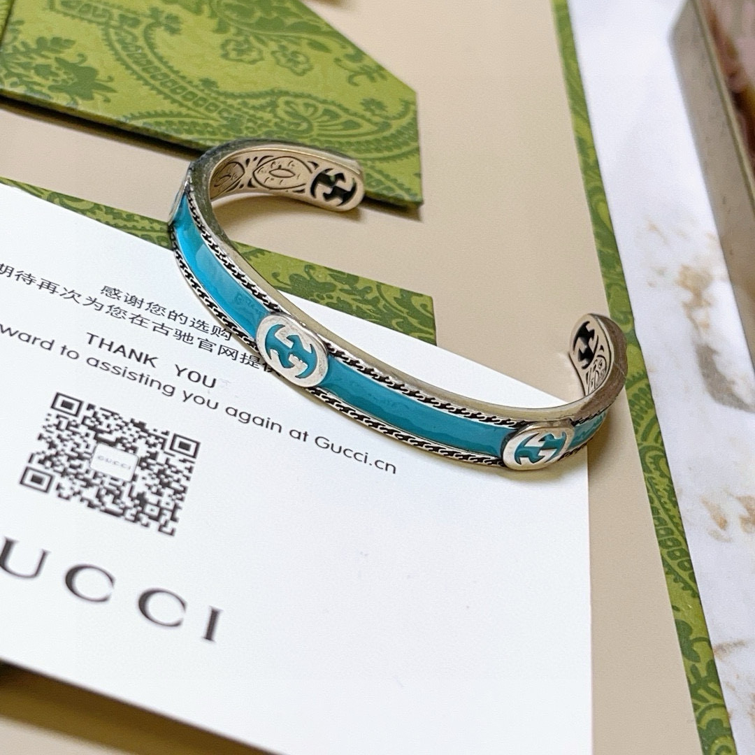 NO:115265,The latest style of Gucci bracelets with unique charm and a higher grade star. The same style of Anger Forest series double G classic enamel series retro silver widened high-quality Gucci bracelet details to be used for the old version, non-market glossy version. This model has been released. Gucci is very good at matching trendy clothes, fine accessories, gucci, bracelet19860909批.古驰手镯手环独特魅力十足最新款手镯 档次更高明星同款Anger Forest系列双G经典款珐琅系列复古银加宽高品质古驰手环 细节对版做旧处理 非市面亮面版型 这款一直在出 古驰里面热卖款 非常好搭配潮流衣服,饰品精品,gucci,bracelet,Jewelry
