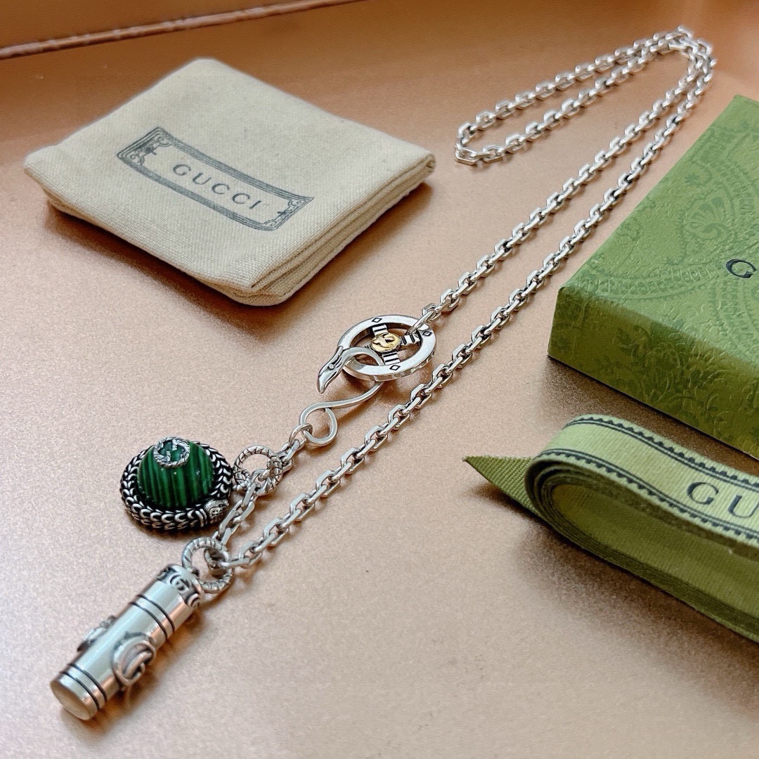 NO:115269,The latest model of Gucci necklace has higher chain grade, star style Anger Forest series double G Gucci necklace, chain length 60 cm can be changed length Gucci retro European and American trendy phoenix, details are used to treat the version, non-market bright style This model has been released. Gucci is very good to match with trendy clothes, jewelry quality, gucci, necklace19860909批 古驰项链最新款链条档次更高明星同款Anger Forest系列双G古驰项链 链长60厘米可改长度 古驰复古欧美潮流凤 细节对版做旧处理 非市面亮面版型 这款一直在出 古驰里面热卖款 非常好搭配潮流衣服,饰品精品,gucci,necklace,Jewelry