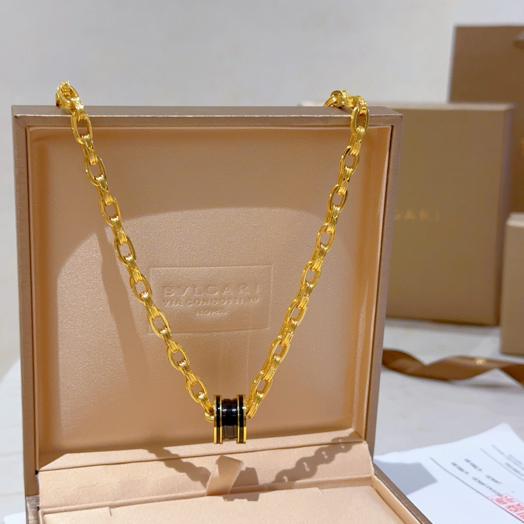 。宝格丽项链V金材质 BVLGARI宝格丽 DIVAS‘ DREAM 系列 品相完美，细节无敌，那种独特