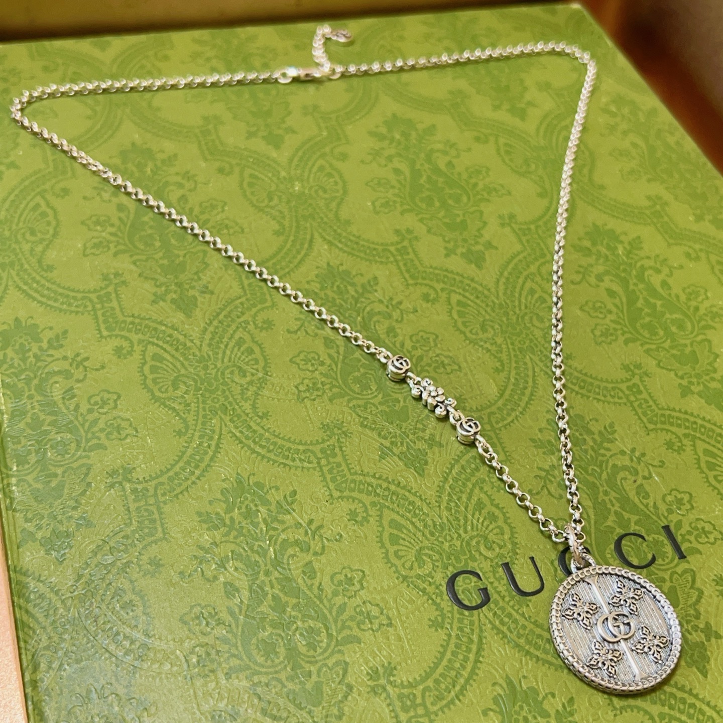 NO:114697,(Luxury model) is not popular, the first choice for online celebrities selling goods in Douyin. Gucci necklace has a higher chain grade. The same Anger Forest series double-g design concept necklace makes high-end clothes more elegant and more brand-name and personality when going out. Details are used to treat the version. Non-market bright style. This model has been released. Gucci is very good at matching. Premium accessories, gucci, necklace19860909批  (奢华款)不爆不发 抖音带货网红首选 古驰项链最新款链条档次更高明星同款Anger Forest系列双g设计理念项链 让高档的衣服搭配更有气质 出去更有牌面和个性 细节对版做旧处理 非市面亮面版型 这款一直在出 古驰里面热卖款 非常好搭配,饰品精品,gucci,necklace,Jewelry