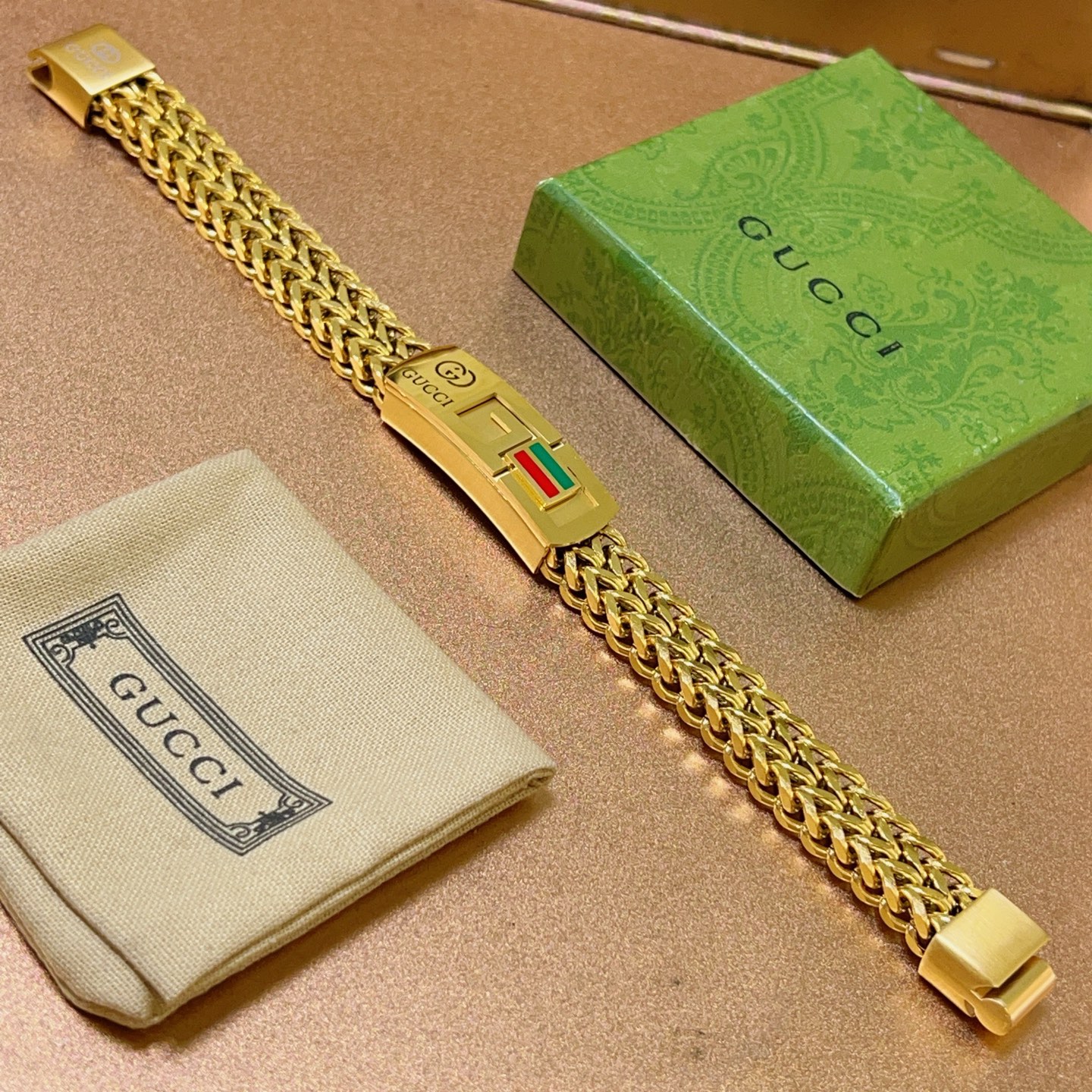 NO:114700,. Gucci recommended models 2025 are released. The latest classic model of Gucci bracelets. Exquisite and texture are absolutely top feel. Just take a look. Super nice. The choice of matching clothes, men's outfit recommendations. Simple and atmospheric, low-key and luxurious, and boutique jewelry, gucci, gucci, bracelet19860909批 . 古驰推荐款2025最新出炉 Gucci古驰手链最新款的经典款 精致无论款式 质感 都是绝对的顶尖feel 只要看一眼就懂了 超 nice 搭配衣服的选择,男士穿搭推荐 简单又大气,低调显奢华,饰品精品,gucci,gucci,bracelet,Jewelry