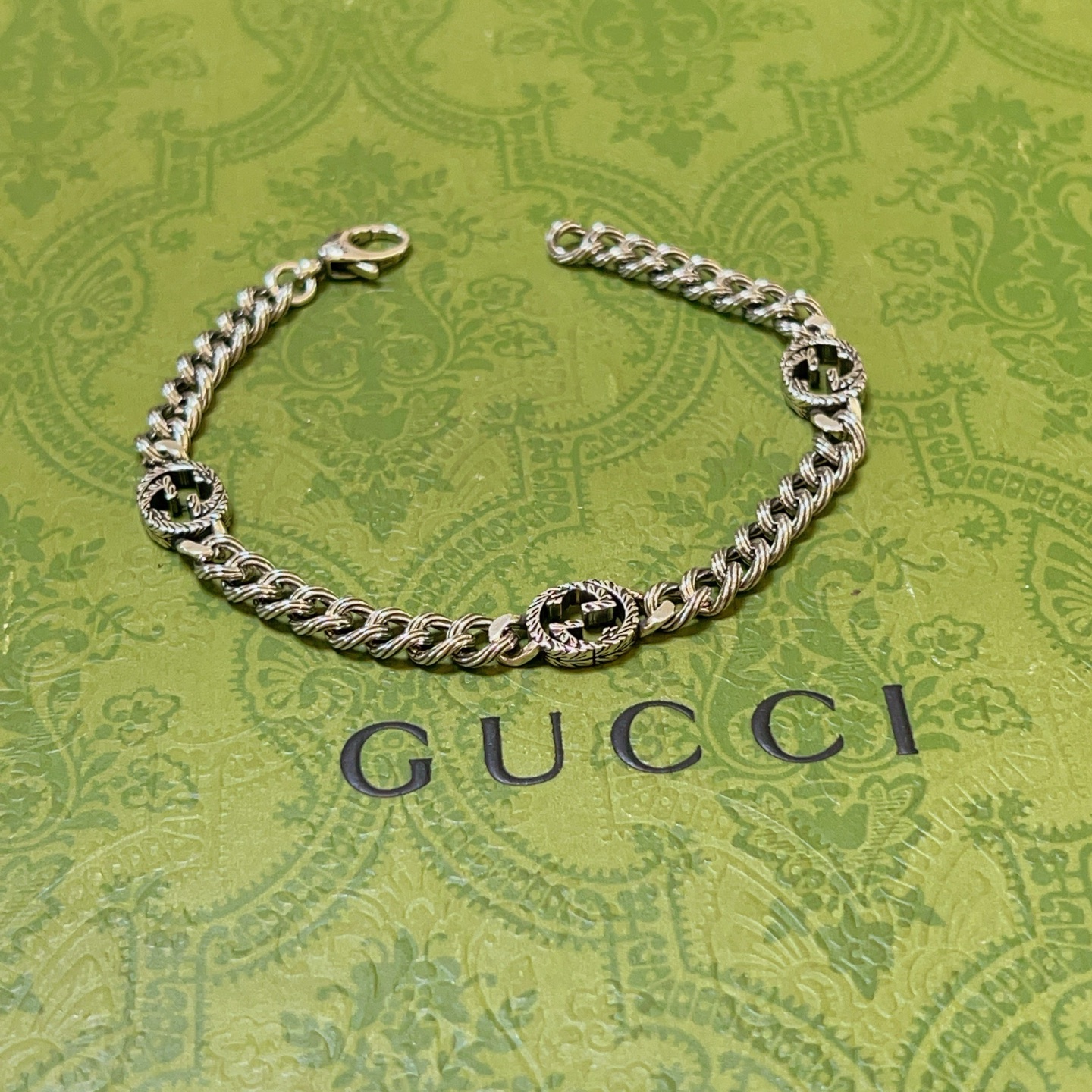 NO:106441,. The latest luxury Gucci bracelet in 2025 is released. High-end brand customization Ceiling in bracelet Luxury lineup design concept Gucci Gucci bracelet latest classic style exquisite and texture are absolutely top feel. Just take a look at it and you will understand the original logo. Super nice. I like to choose clothes for the same style, the same style as men and women. A must-have artifact. The number of codes is 18.20.22.24 cm, jewelry quality, gucci, gucci, bracelet19860909批 . 2025最新出炉奢华古驰手链.高端品牌定制 手链中的天花板 豪华阵容设计理念 Gucci古驰手链最新款的经典款 精致无论款式 质感 都是绝对的顶尖feel 只要看一眼就懂了原版logo 超 nice 搭配衣服最喜欢选择,男女同款 必备神器 码数18.20.22.24厘米,饰品精品,gucci,gucci,bracelet,Jewelry