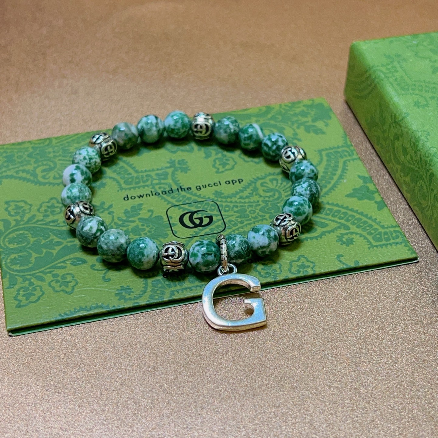 NO:106444,Buy Gucci bracelets are the same as men and women. The latest model of natural medicine king stone bracelets are higher in grade. Stars are the same as Anger Forest series double g bracelets. Size: 16-24 cm. Details are used to treat the old version. Non-market bright version. This model is always being made on the market. Gucci is popular in the hot-selling model. Very easy to match clothes, fine accessories, gucci, bracelet19860909批 古驰手链男女同款 最新款天然药王石手链档次更高明星同款Anger Forest系列双g手链 尺寸:16-24厘米 细节对版做旧处理 非市面亮面版型 非市面普通做这款一直在出 古驰里面热卖款 非常好搭配衣服,饰品精品,gucci,bracelet,Jewelry