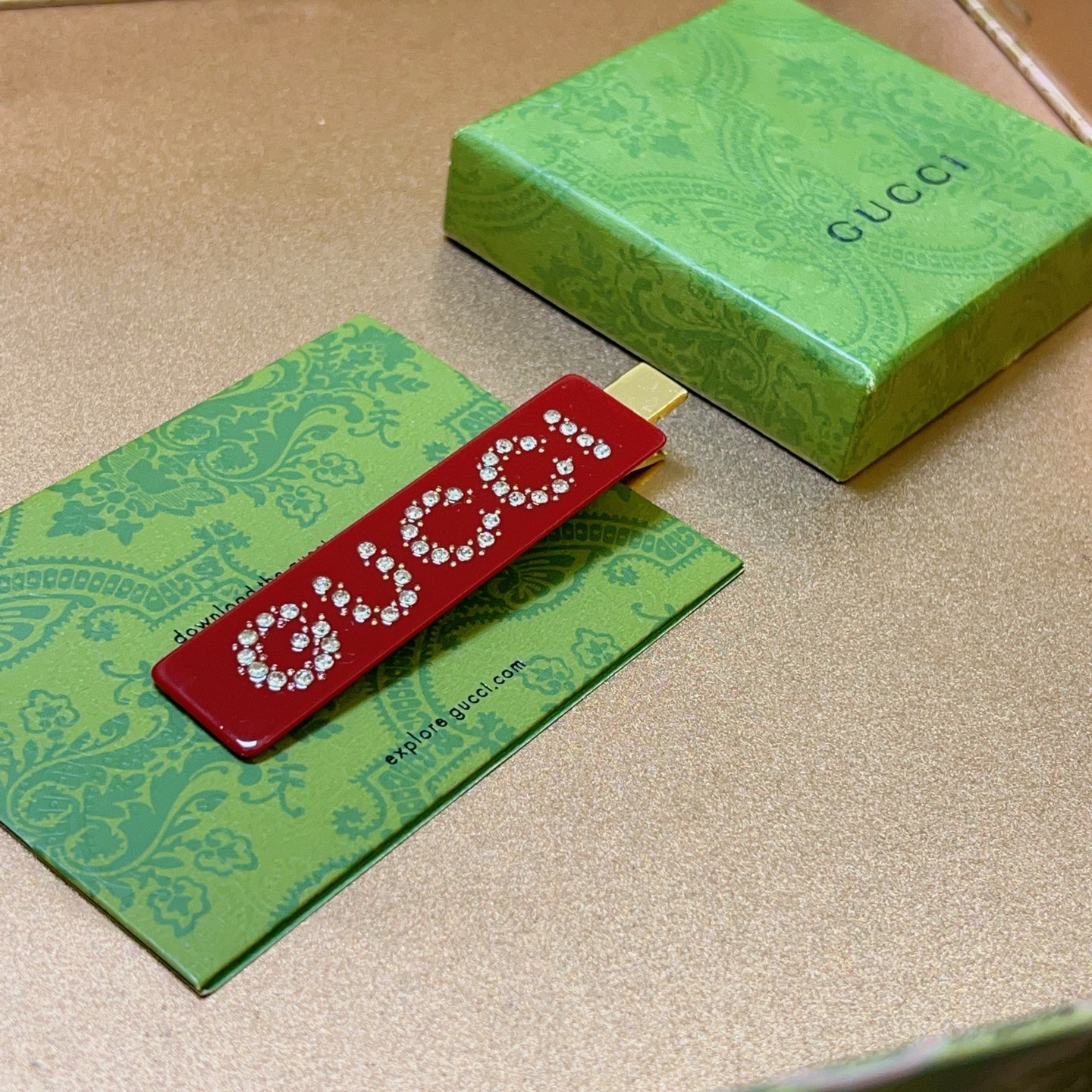 NO:114721,Gucci hairpin GUCCi acrylic letter hairpin With the personal demonstration of bloggers and celebrities, it has become popular all over the country. It uses exquisite and dazzling crystals with brand letters, and is flexible and overly flexible resin. The color is abrupt and fashionable, exuding a nostalgic and retro charm. Real is beautiful and practical. Stock up, high-quality accessories, gucci, gucci, hairpins19860909批.古驰发夹GUCCi亚克力字母发夹 凭借着博主们与明星刷屏式的亲身示范早让TA红遍大江南北 采用精致璀璨的水晶搭配品牌字母,灵活过度的树脂.颜色突兀又时尚,散发怀旧复古韵味 Real貌美又实用 囤起来,饰品精品,gucci,gucci,hairpins,Jewelry