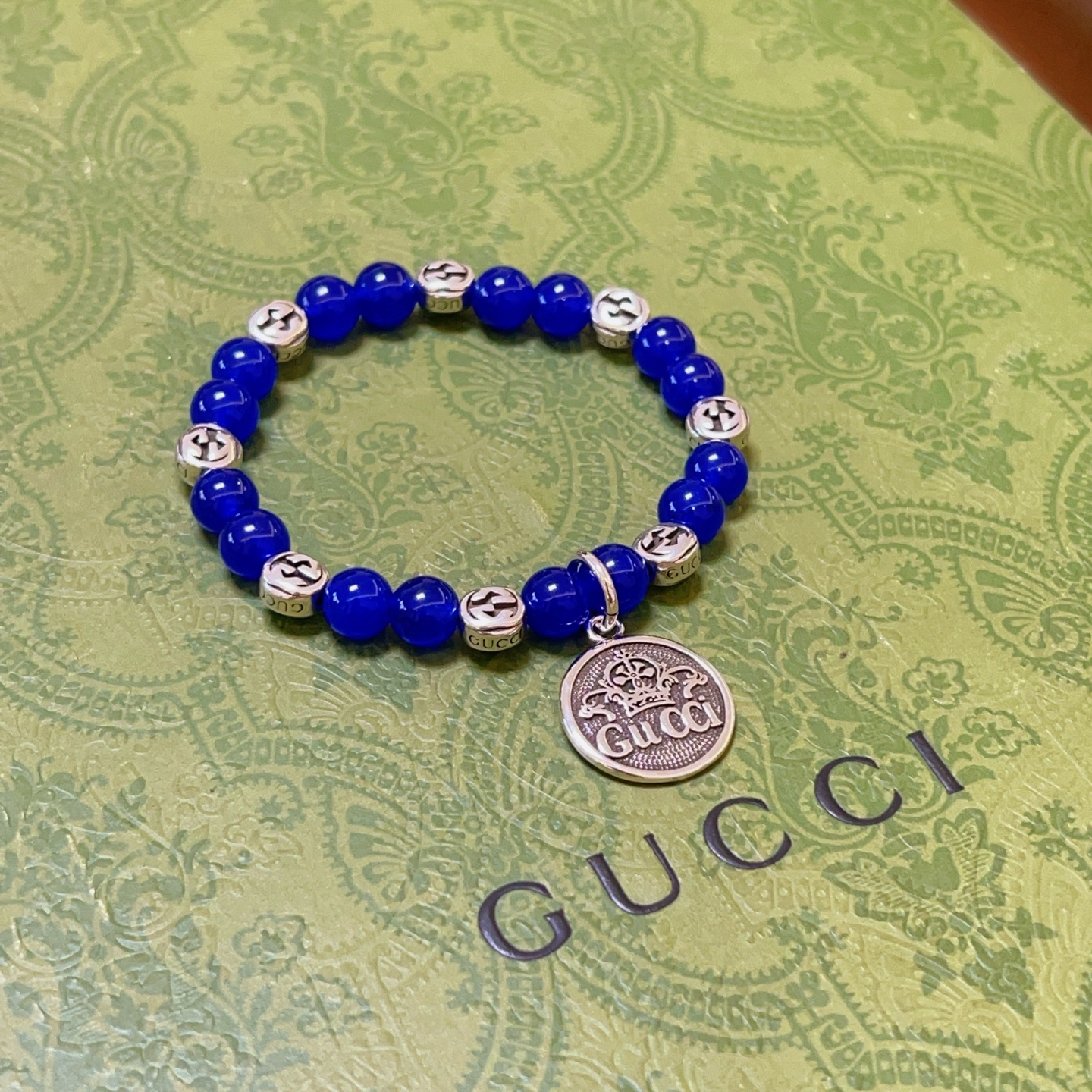 NO:106419,Buy Gucci bracelets are the same as men and women. The latest blue agate bracelets are higher in grade. Stars are the same as Anger Forest series double g bracelets. Size: 16-24 cm. Details are used to treat the old version. Non-market bright version. This one is always being made on the market. Gucci is popular in the hot-selling style. Very easy to match clothes, fine accessories, gucci, bracelet19860909批 古驰手链男女同款 最新款蓝玛瑙手链档次更高明星同款Anger Forest系列双g手链 尺寸:16-24厘米 细节对版做旧处理 非市面亮面版型 非市面普通做这款一直在出 古驰里面热卖款 非常好搭配衣服,饰品精品,gucci,bracelet,Jewelry