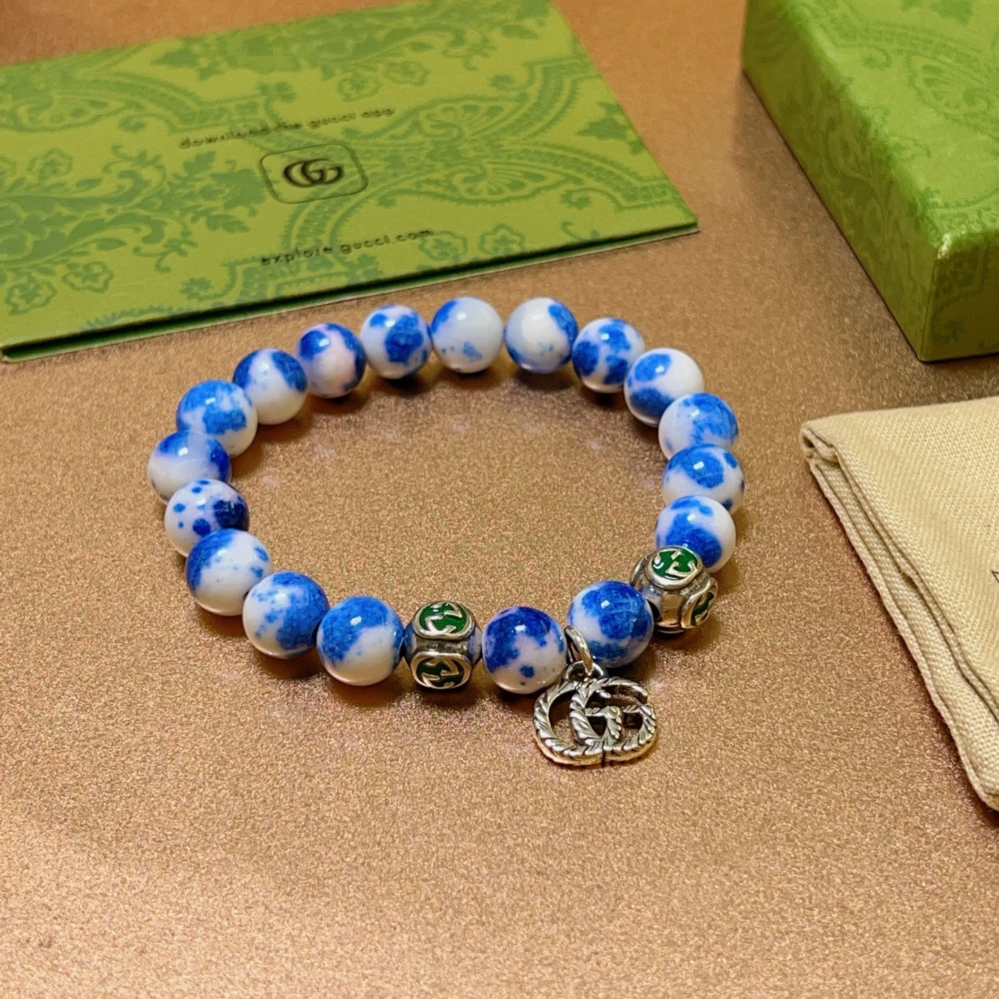 NO:106422,Buy Gucci bracelets are the same as men and women. The latest ceramic flower stone bracelets are higher grade. Stars are the same as Anger Forest series double g bracelets. Size: 16-24 cm. Details are used to treat the old version. Non-market bright version. This one is always being made on the market. Gucci is the best-selling model. Very easy to match clothes, fine accessories, gucci, bracelet19860909批 古驰手链男女同款 最新款陶瓷花石手链档次更高明星同款Anger Forest系列双g手链 尺寸:16-24厘米 细节对版做旧处理 非市面亮面版型 非市面普通做这款一直在出 古驰里面热卖款 非常好搭配衣服,饰品精品,gucci,bracelet,Jewelry