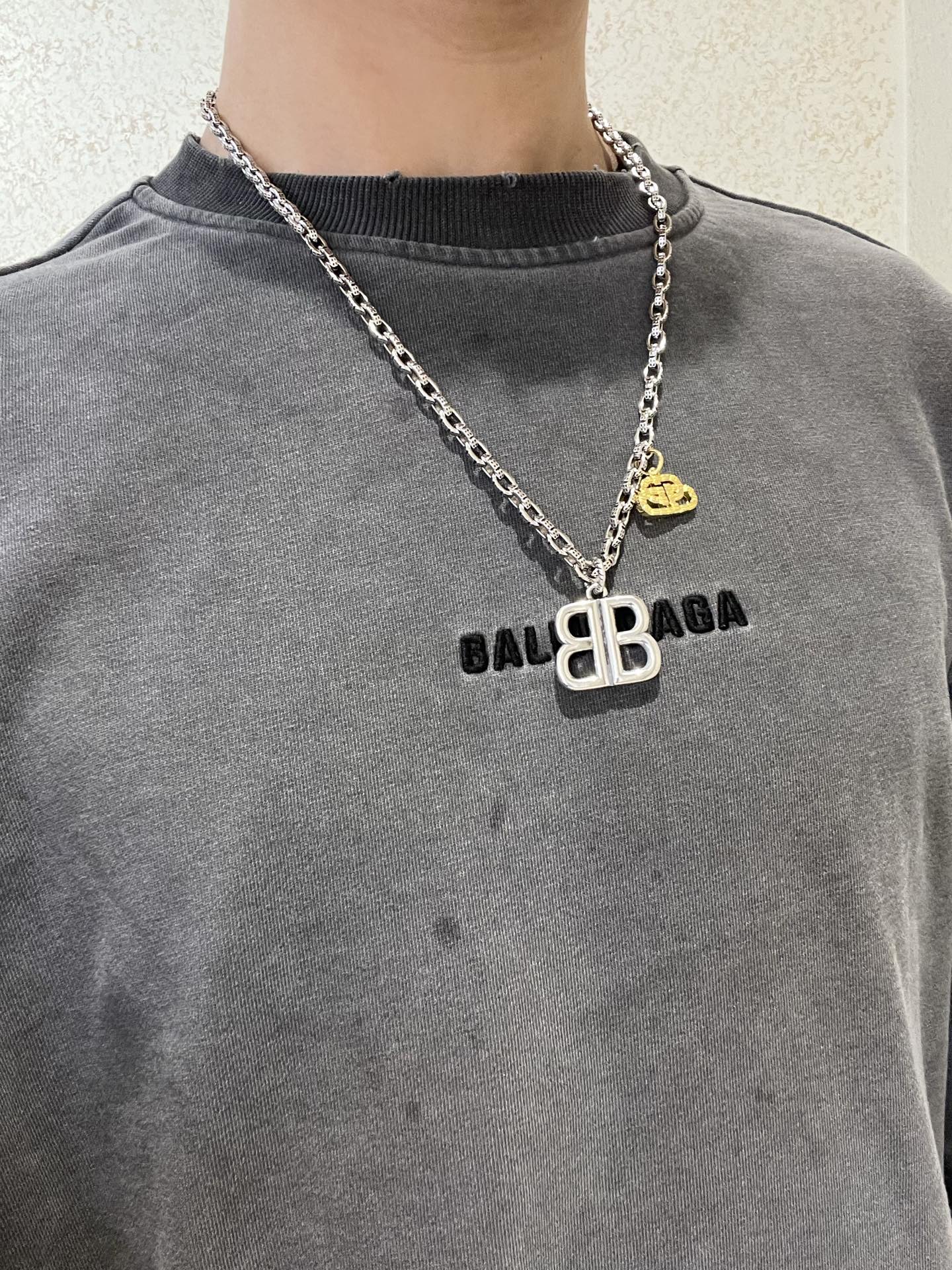 批150。 原单货🔹🔹新品 巴黎世家项链 Balenciaga 新款项链🔹专柜一致 细节做工精细 每个细节流程到位 设计工艺精细 火爆款出货 设计独特 复古风格 巴黎世家项链