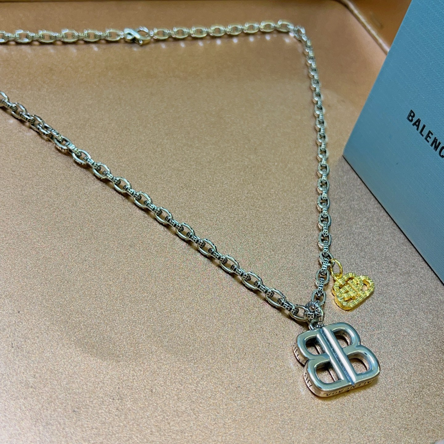 批150。 原单货🔹🔹新品 巴黎世家项链 Balenciaga 新款项链🔹专柜一致 细节做工精细 每个细节流程到位 设计工艺精细 火爆款出货 设计独特 复古风格 巴黎世家项链