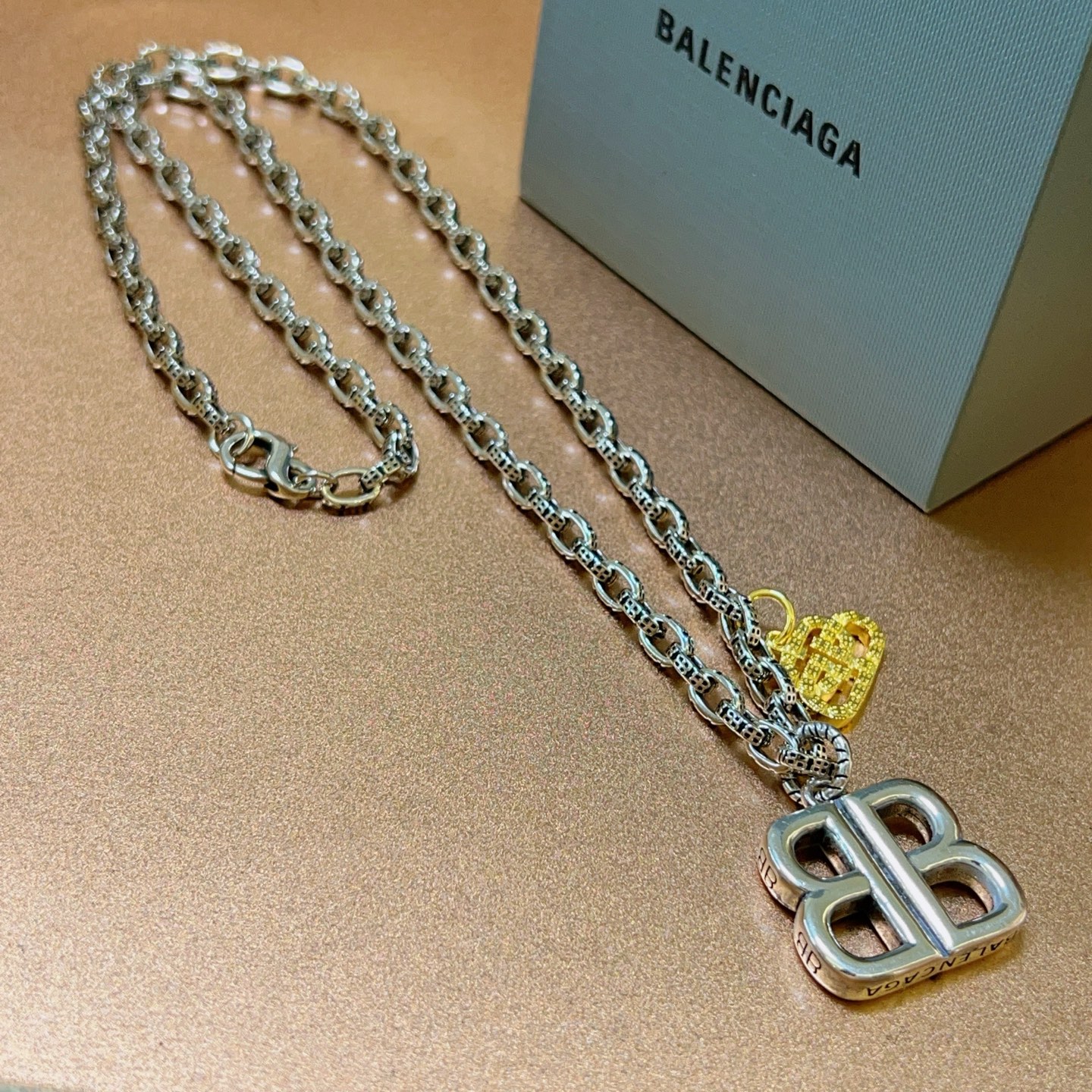 批150。 原单货🔹🔹新品 巴黎世家项链 Balenciaga 新款项链🔹专柜一致 细节做工精细 每个细节流程到位 设计工艺精细 火爆款出货 设计独特 复古风格 巴黎世家项链