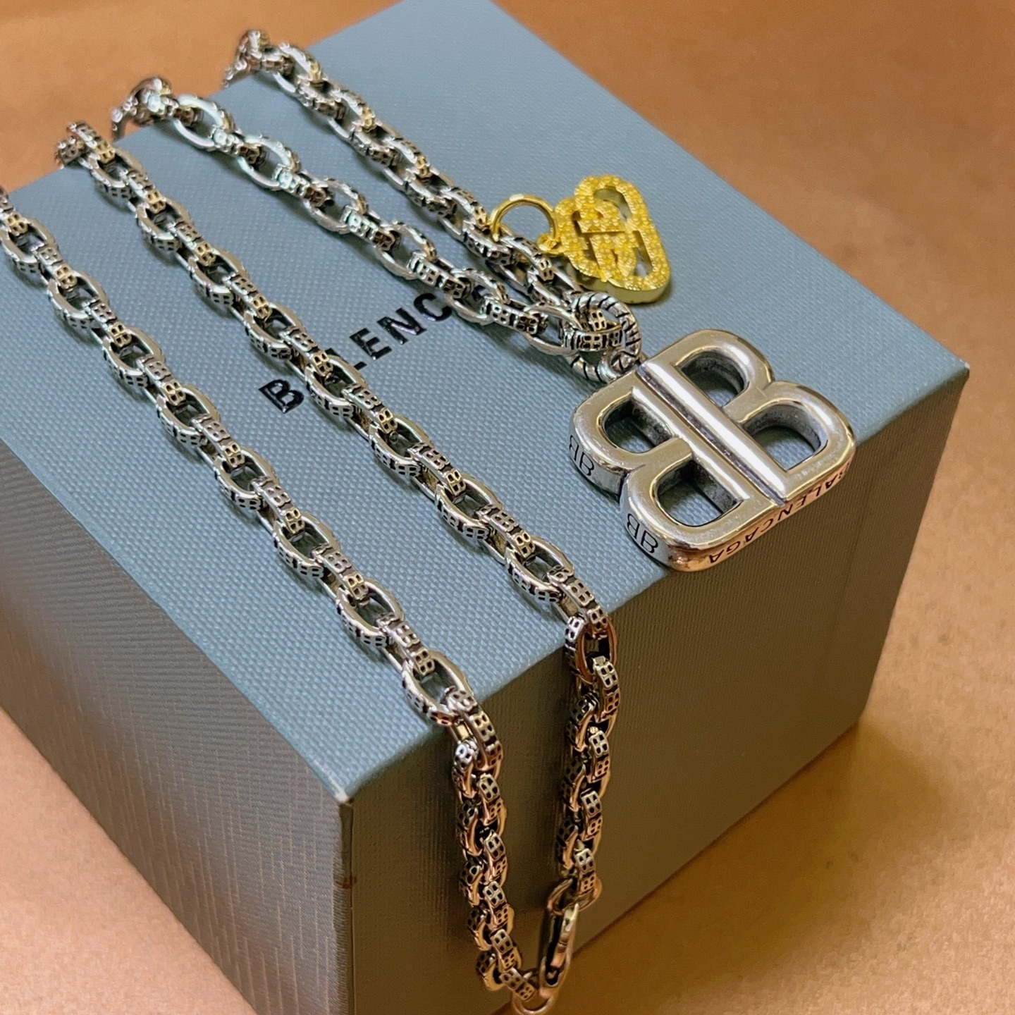 批150。 原单货🔹🔹新品 巴黎世家项链 Balenciaga 新款项链🔹专柜一致 细节做工精细 每个细节流程到位 设计工艺精细 火爆款出货 设计独特 复古风格 巴黎世家项链