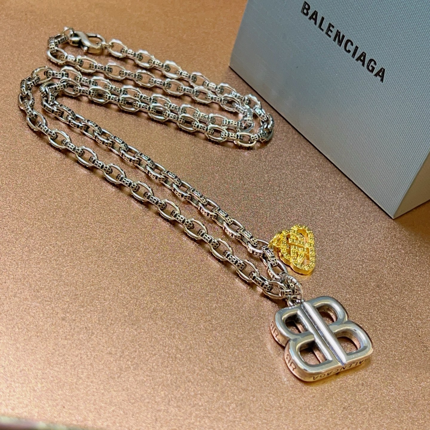 批150。 原单货🔹🔹新品 巴黎世家项链 Balenciaga 新款项链🔹专柜一致 细节做工精细 每个细节流程到位 设计工艺精细 火爆款出货 设计独特 复古风格 巴黎世家项链