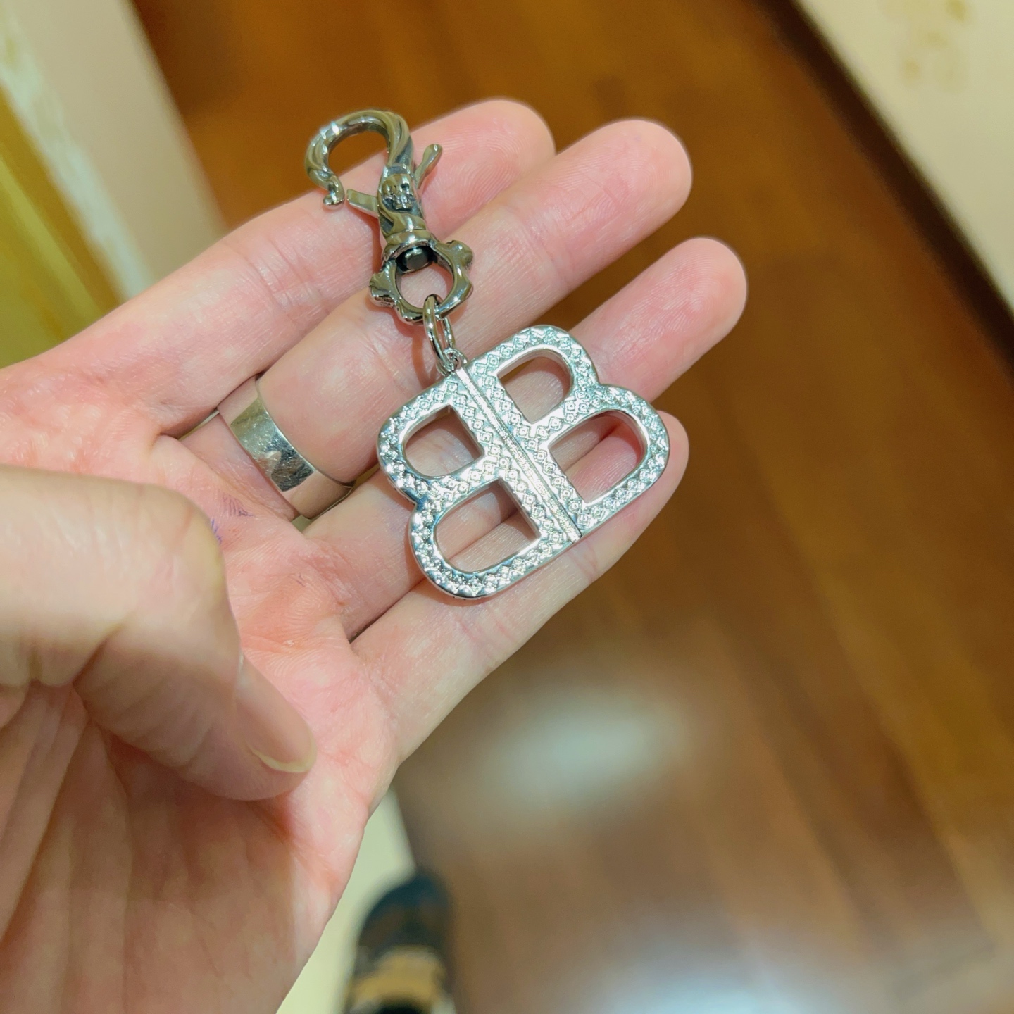 批100   新品发布 巴黎世家包包挂饰钥匙扣 巴黎世家钥匙扣 最新款包包挂饰档次更高明星同款 经典款联名设计理念钥匙扣系列
细节对版做旧处理 非市面亮面版型 
这款一直在出 巴黎世家里面热卖款 非常好搭配潮流背包👔🥿