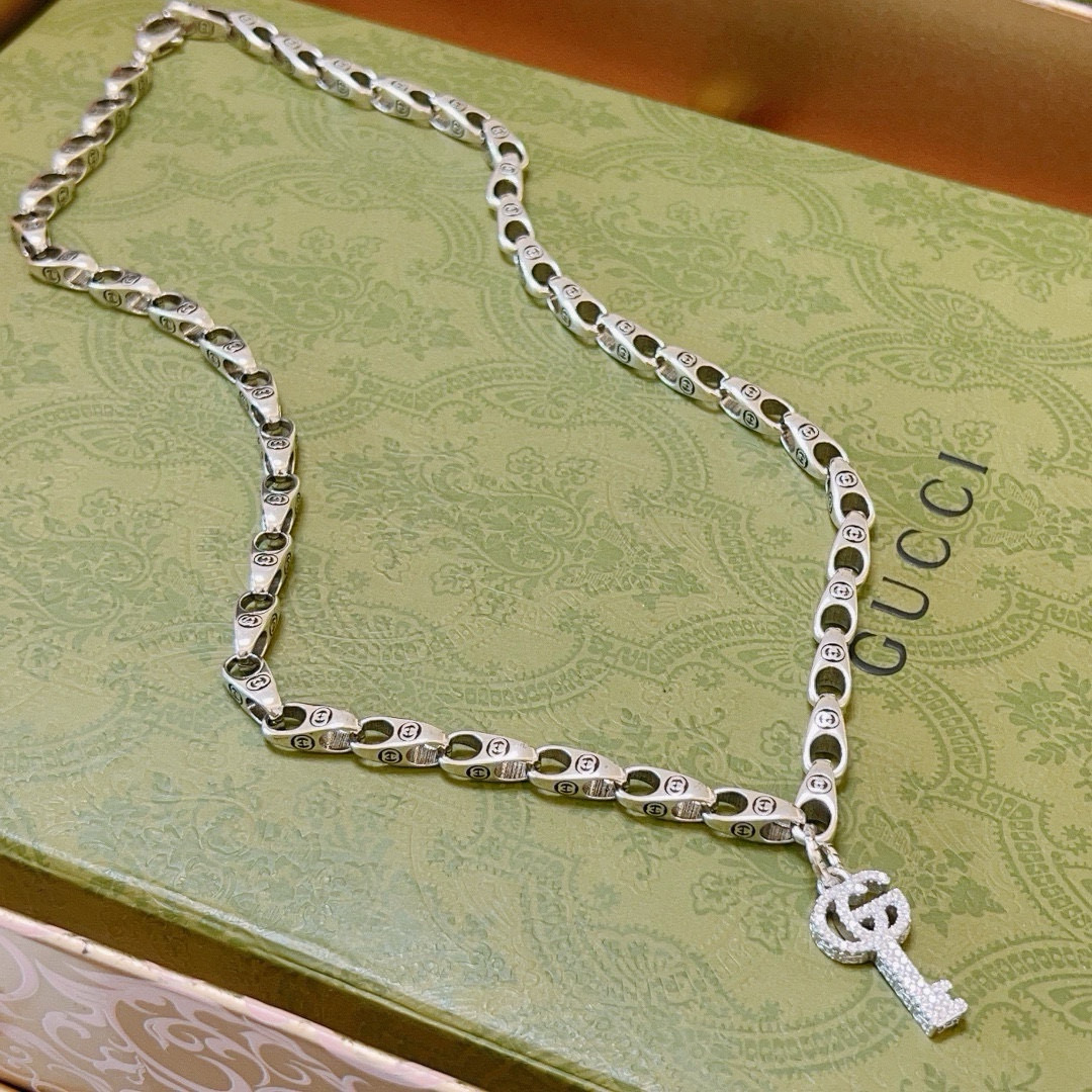 NO:114735,Batch: New products are released without any explosion. The first choice for online celebrities selling goods on Douyin. The latest model of Gucci necklace has a higher chain. Celebrities have the same style. The Anger Forest series double-g design concept retro necklace makes high-end clothes more elegant and more brand-name and personality when going out. Details are used to treat the version. Non-market bright style. This model has been released. Gucci is very good at matching. Premium accessories, gucci, necklace19860909批  新品发布不爆不发 抖音带货网红首选 古驰项链最新款链条档次更高明星同款Anger Forest系列双g设计理念复古项链 让高档的衣服搭配更有气质 出去更有牌面和个性 细节对版做旧处理 非市面亮面版型 这款一直在出 古驰里面热卖款 非常好搭配,饰品精品,gucci,necklace,Jewelry