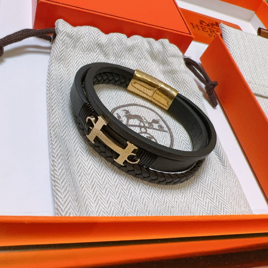 NO:114748,Batch New Products Release Hermes Bracelet Bracelet Latest Model pure handmade cowhide leather material higher grade Stars same H series classic series bracelet bracelet Details are used for the old version Non-market glossy version This model has been released. Hermes is very popular in the market. It is very easy to match trendy clothes, jewelry quality, hermes, bracelet, cowhide19860909批 新品发售 爱马仕手绳手环最新款纯手工头层牛皮材质档次更高明星同款H系列系列经典款系列手链手绳 细节对版做旧处理 非市面亮面版型 这款一直在出 爱马仕里面热卖款 非常好搭配潮流衣服,饰品精品,hermes,bracelet,cowhide,Jewelry