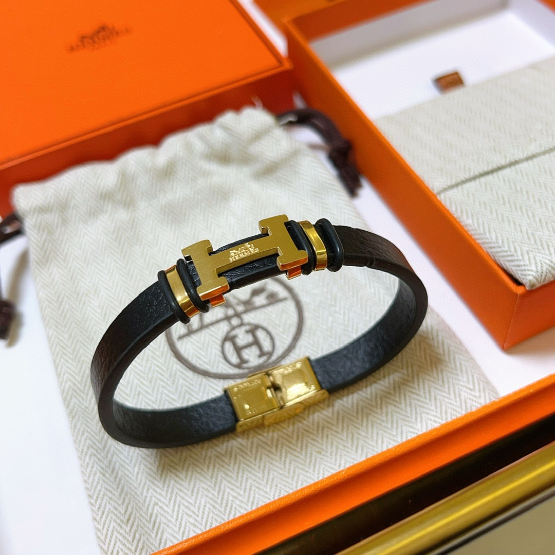 NO:114755,Batch New Products Release Hermes Bracelet Bracelet Latest Model pure handmade cowhide leather material higher grade Stars same H series classic series bracelet bracelet Details to be used for the version Non-market glossy version This model has been released. Hermes is selling very well. It is very easy to match trendy clothes, jewelry quality, hermes, bracelet, cowhide19860909批 新品发售 爱马仕手绳手环最新款纯手工头层牛皮材质档次更高明星同款H系列系列经典款系列手链手绳 细节对版做旧处理 非市面亮面版型 这款一直在出 爱马仕里面热卖款 非常好搭配潮流衣服,饰品精品,hermes,bracelet,cowhide,Jewelry