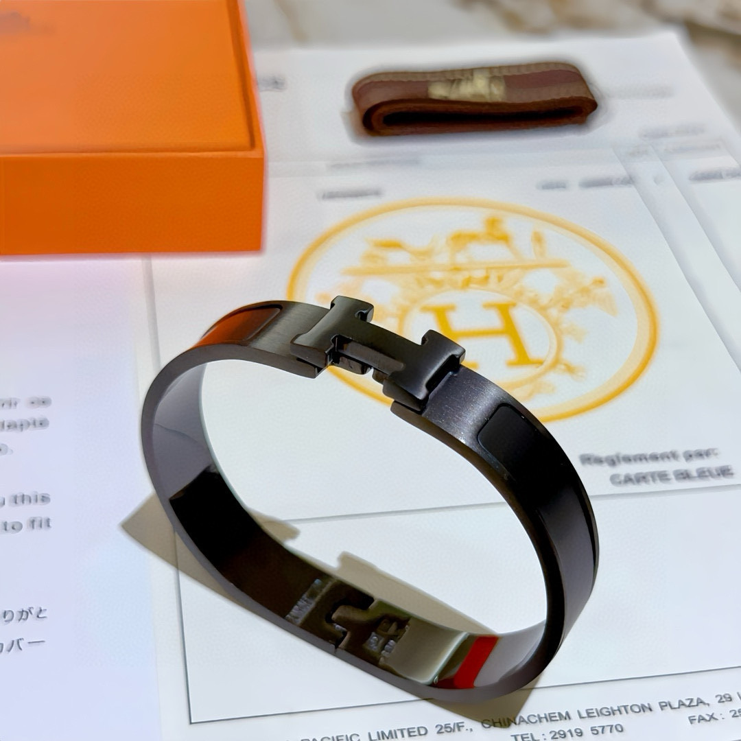 NO:106703,Hermes Bracelet Black Warrior Original Customization Bracelet Enamel craftsmanship is so testing the master's craftsmanship that it is necessary to ensure the color is handmade [color][color] High-end customization Male Goddess Goddess Love Hermes Hot Bracelet Super exquisite goddesses Stars Same style High-end franc material, K gold texture, Seiko pure handmade products are really good, jewelry quality, hermes, hermes, bracelet19860909批. Hermes 爱马仕手镯 黑武士 原版定制 手环 珐琅工艺太考验师傅的手艺了 要确保色泽手工制作好[色][色] 高端定制 男神女神 都爱爱马仕火爆手镯 超精赞各路女神 明星 同款 高端法郎材质,k金质感,精工纯手工出品上手真的赞,饰品精品,hermes,hermes,bracelet,Jewelry
