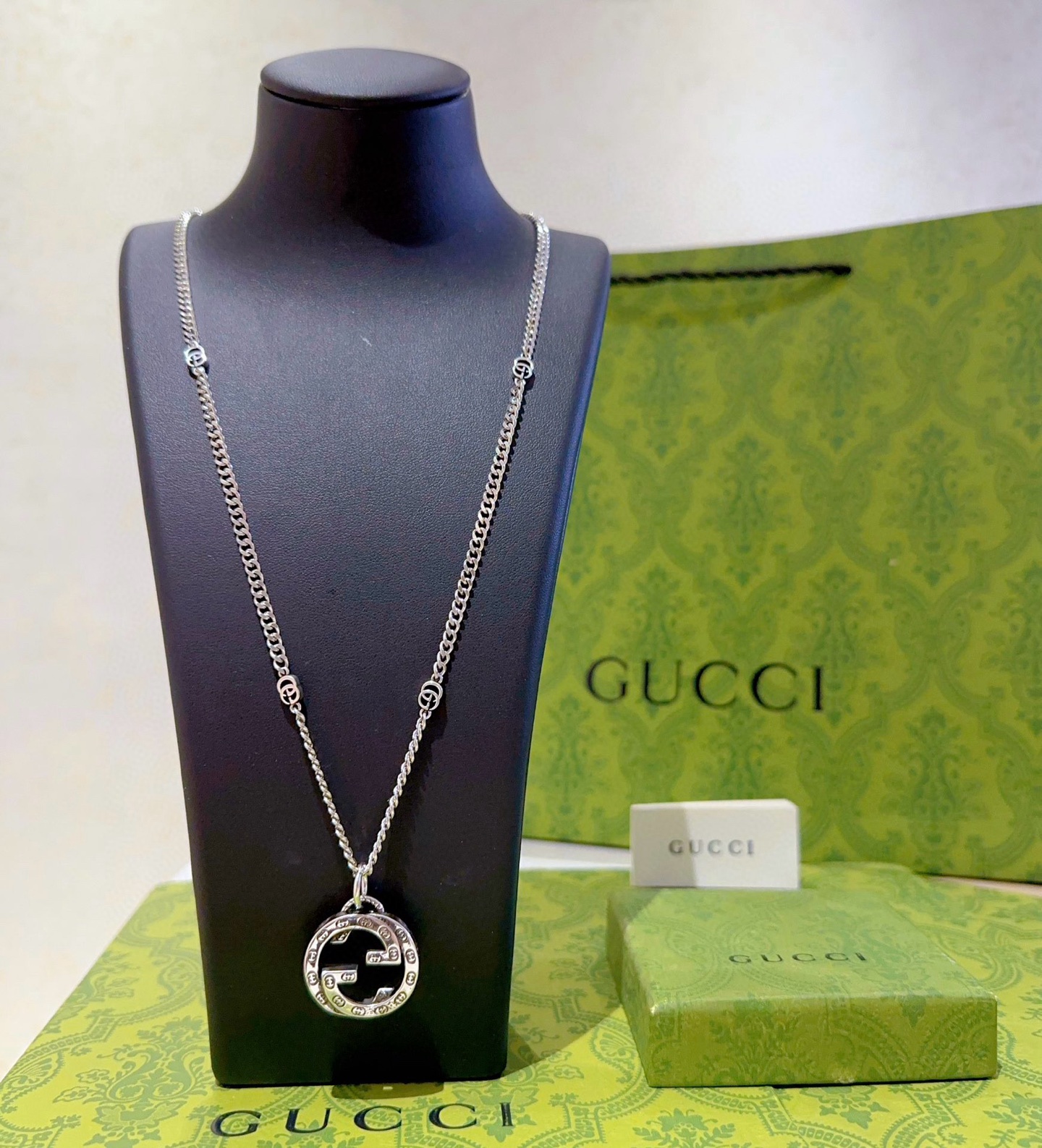 NO:114749,The latest model of Gucci necklace is higher in chain grade, star style Anger Forest series double G pendant Gucci necklace, details are used to treat the version, non-market glossy version, this model has been released, Gucci is popular in it, very easy to match with trendy clothes, jewelry quality, gucci, necklace19860909批 古驰项链最新款链条档次更高明星同款Anger Forest系列双G吊坠古驰项链 细节对版做旧处理 非市面亮面版型 这款一直在出 古驰里面热卖款 非常好搭配潮流衣服,饰品精品,gucci,necklace,Jewelry