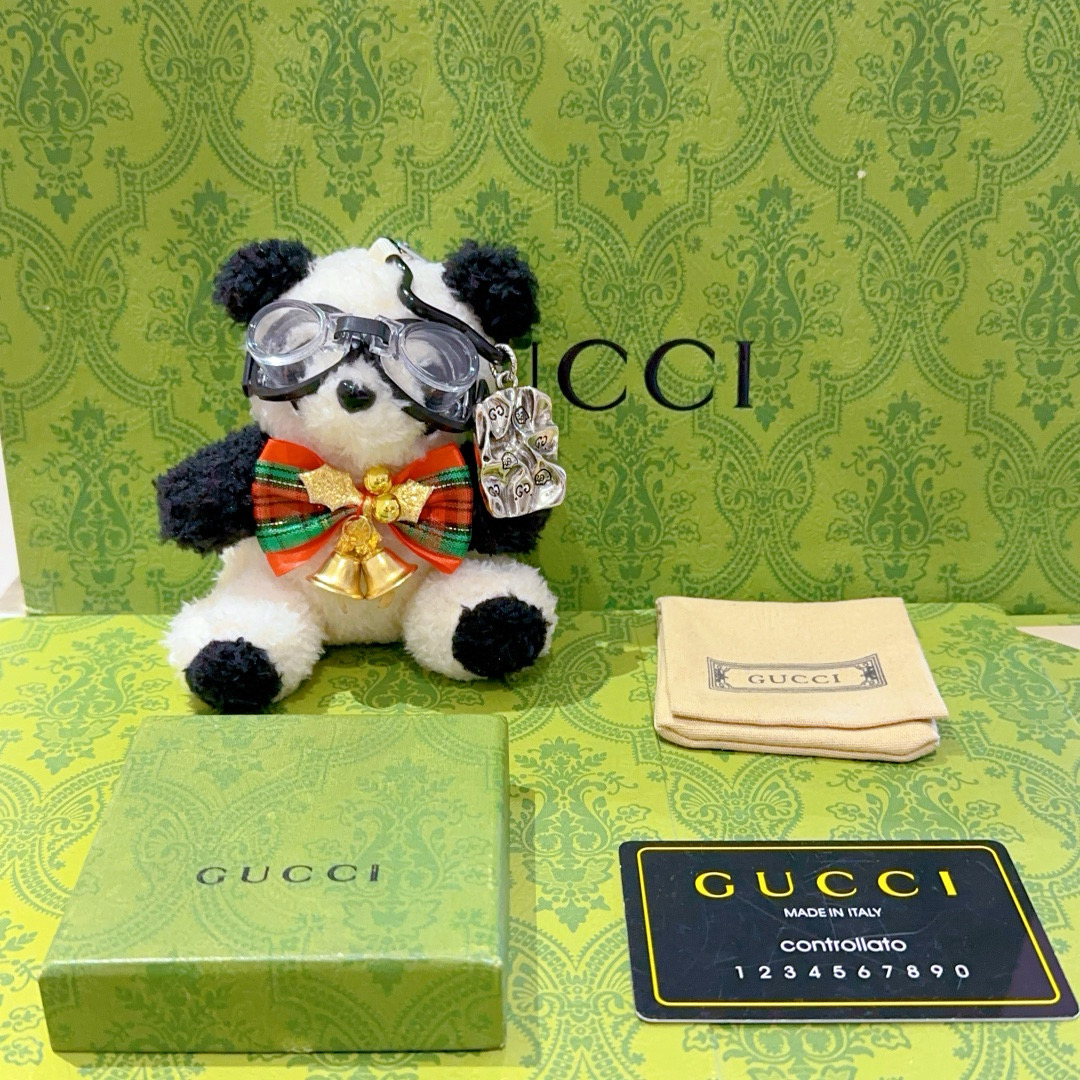 NO:114761,2025 Gucci hits, new product release Gucci keychain Gucci bag buckle, the latest bag hanging decoration is higher, star style Anger Forest series dual G classic model joint design concept keychain series Details are used for the old version, non-market bright version, This model has been released, Gucci is popular in it, very easy to match with trendy backpacks, jewelry quality, gucci, backpacks, keychain19860909批2025款古驰爆款来袭 新品发布 古驰钥匙扣古驰包包扣 最新款包包挂饰档次更高明星同款Anger Forest系列双G经典款联名设计理念钥匙扣系列 细节对版做旧处理 非市面亮面版型 这款一直在出 古驰里面热卖款 非常好搭配潮流背包,饰品精品,gucci,backpacks,keychain,Jewelry