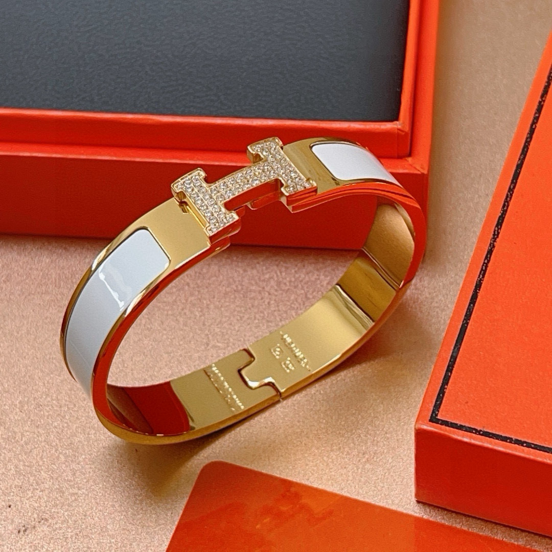 NO:114042,Case. Hermes bracelet inlaid with AAA zircon, it tests the master's skills. Make sure that every diamond is well inlaid with [color][color] High-end customization Goddess love Hermes hot bracelets are super exquisite and goddesses, stars The same style High-end material is gold-plated, k-gold texture, and seductively inlaid with high carbon diamonds. I really like it when I get started, jewelry quality, hermes, bracelet, gold plating19860909批. 爱马仕手镯 镶嵌AAA锆石,太考验师傅的手艺了 要确保每颗钻都镶嵌好[色][色] 高端定制 女神 都爱爱马仕火爆 手镯 超精赞各路女神 明星 同款 高端材质镀金,k金质感,精工镶嵌高碳钻.上手真的赞,饰品精品,hermes,bracelet,gold plating,Jewelry