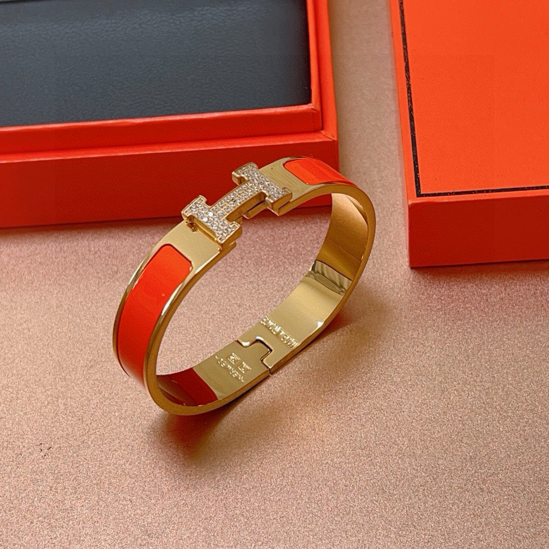 NO:106728,Case. Hermes bracelet inlaid with AAA zircon, it tests the master's skills. Make sure that every diamond is well inlaid with [color][color] High-end customization Goddess love Hermes hot bracelets are super exquisite and goddesses, stars The same style High-end material is gold-plated, k-gold texture, and seductively inlaid with high carbon diamonds. I really like it when I get started, jewelry quality, hermes, bracelet, gold plating19860909批. 爱马仕手镯 镶嵌AAA锆石,太考验师傅的手艺了 要确保每颗钻都镶嵌好[色][色] 高端定制 女神 都爱爱马仕火爆 手镯 超精赞各路女神 明星 同款 高端材质镀金,k金质感,精工镶嵌高碳钻.上手真的赞,饰品精品,hermes,bracelet,gold plating,Jewelry