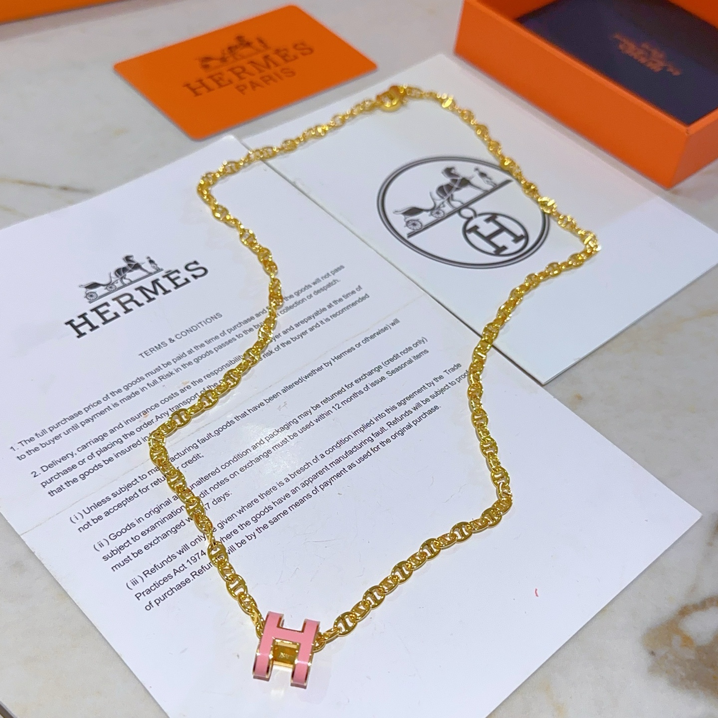 NO:114064,HERMES Hermes necklace H letter oval series jewelry imported enamel plated. Classic matching of pig nose chains. The side logo is clear, new products, simple and fashionable counters are consistent, hot products are shipped, unique design, avant-garde, must-have for men and women!  , jewelry boutique, hermes, hermes, necklace19860909批 HERMES 爱马仕项链 H字母椭圆系列首饰 进口珐琅镀.猪鼻子链条经典搭配 边上logo清晰,新品 简单时尚专柜一致 火爆款出货 设计独特 前卫 男女必备款！,饰品精品,hermes,hermes,necklace,Jewelry