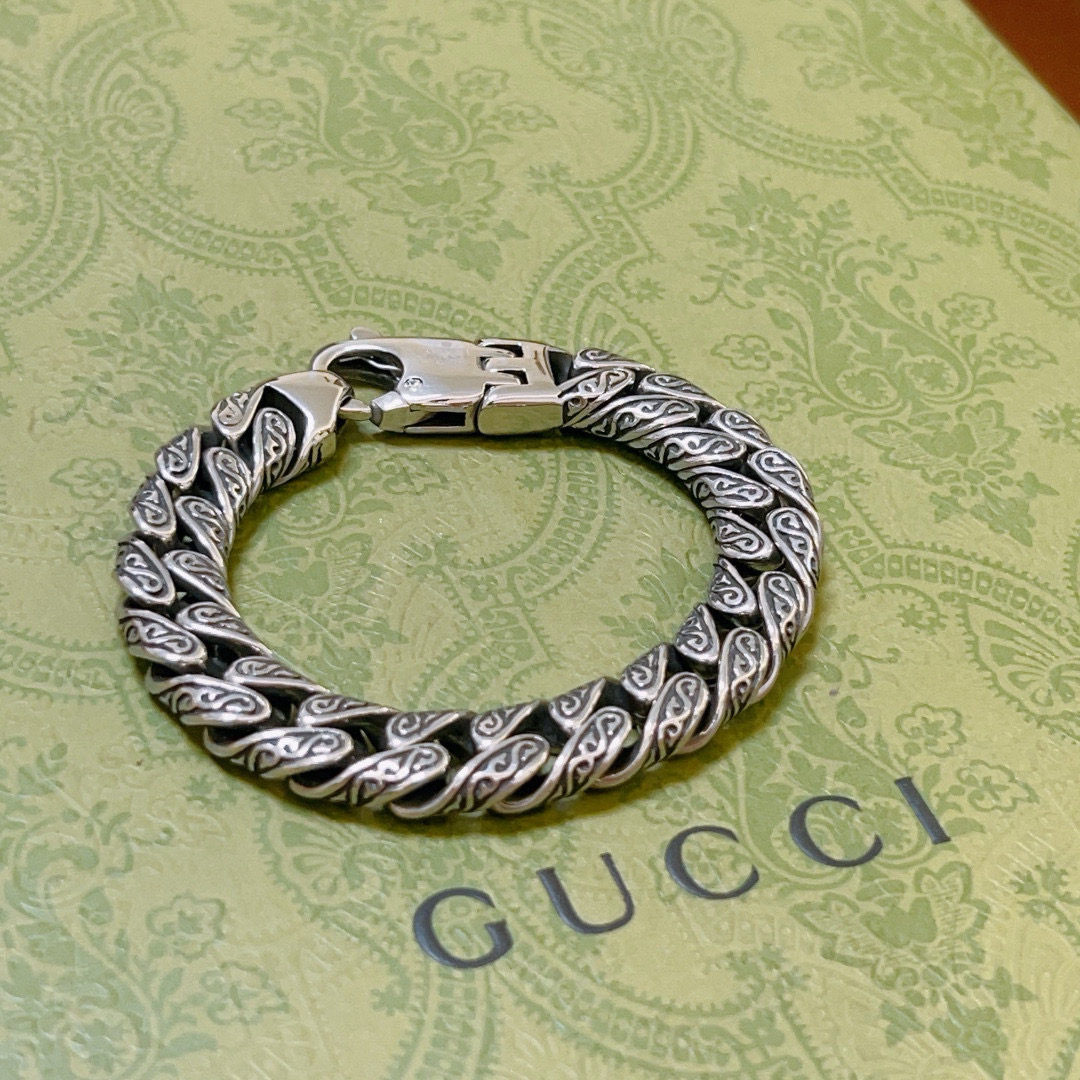 NO:106737,. The latest release of Gucci Gucci bracelets. The latest classic style is exquisite, regardless of style or texture. You can understand the original logo at a glance. Super nice. The best choice for matching clothes. It is a must-have artifact for the same style as celebrities. It is simple and atmospheric, low-key and luxurious, and the jewelry is boutique, gucci, gucci, bracelet19860909批. 最新出炉 Gucci古驰手链最新款的经典款 精致无论款式 质感 都是绝对的顶尖feel 只要看一眼就懂了原版logo 超 nice 搭配衣服最佳的选择,明星同款必备神器 简单又大气,低调显奢华,饰品精品,gucci,gucci,bracelet,Jewelry