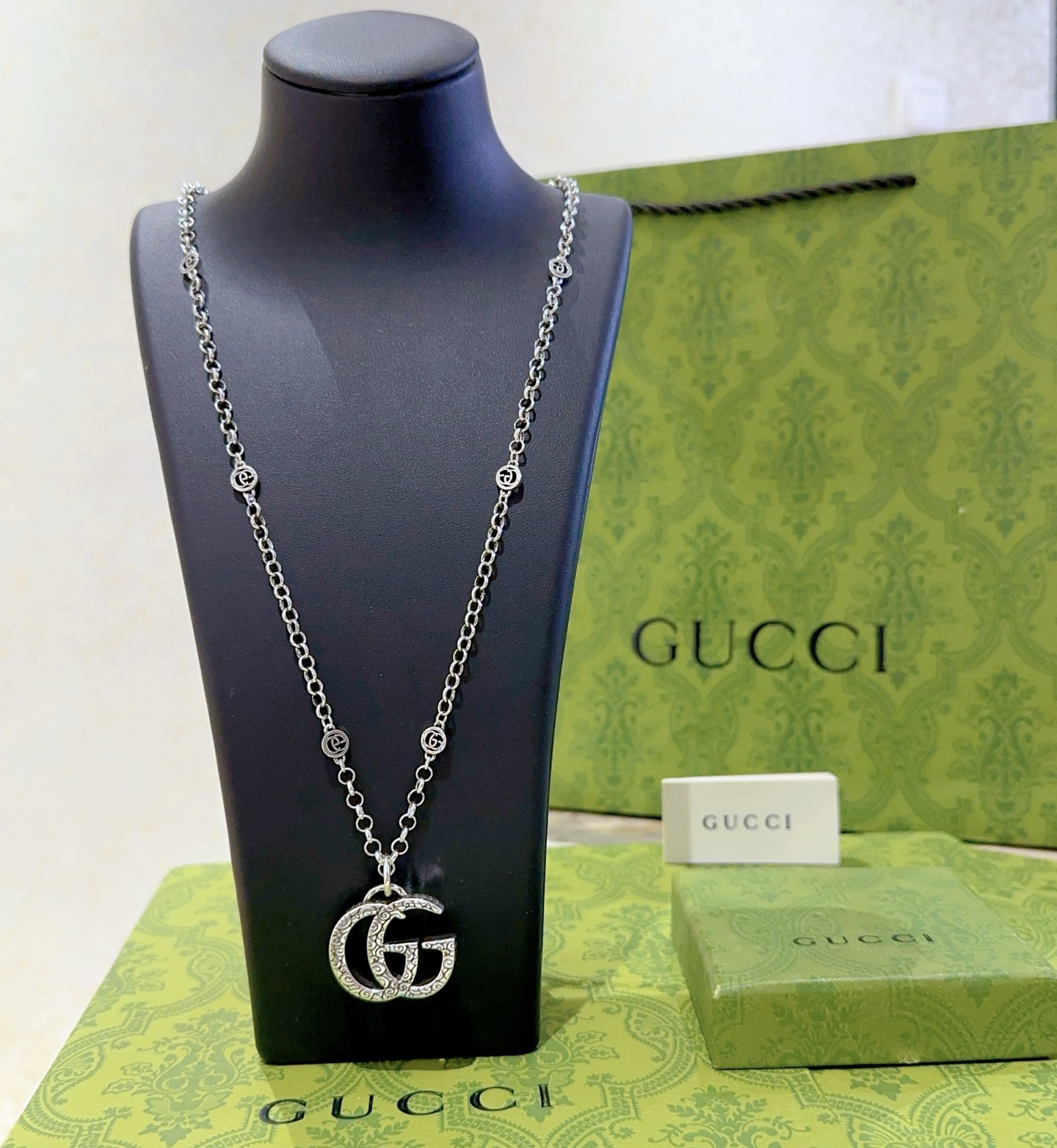 NO:114068,New products are released, Italy officially announced, Gucci necklace latest style, chain grade is higher, star style, same style, Anger Forest series, double G classic style design concept, necklace series, retro silver necklace, details are used to treat, non-market bright style, this model has been released, Gucci is popular in it, very easy to match with trendy clothes, jewelry quality, gucci, necklace19860909批新品发布 意大利官宣 古驰项链最新款链条档次更高明星同款Anger Forest系列双G经典款设计理念项链系列复古银项链 细节对版做旧处理 非市面亮面版型 这款一直在出 古驰里面热卖款 非常好搭配潮流衣服,饰品精品,gucci,necklace,Jewelry