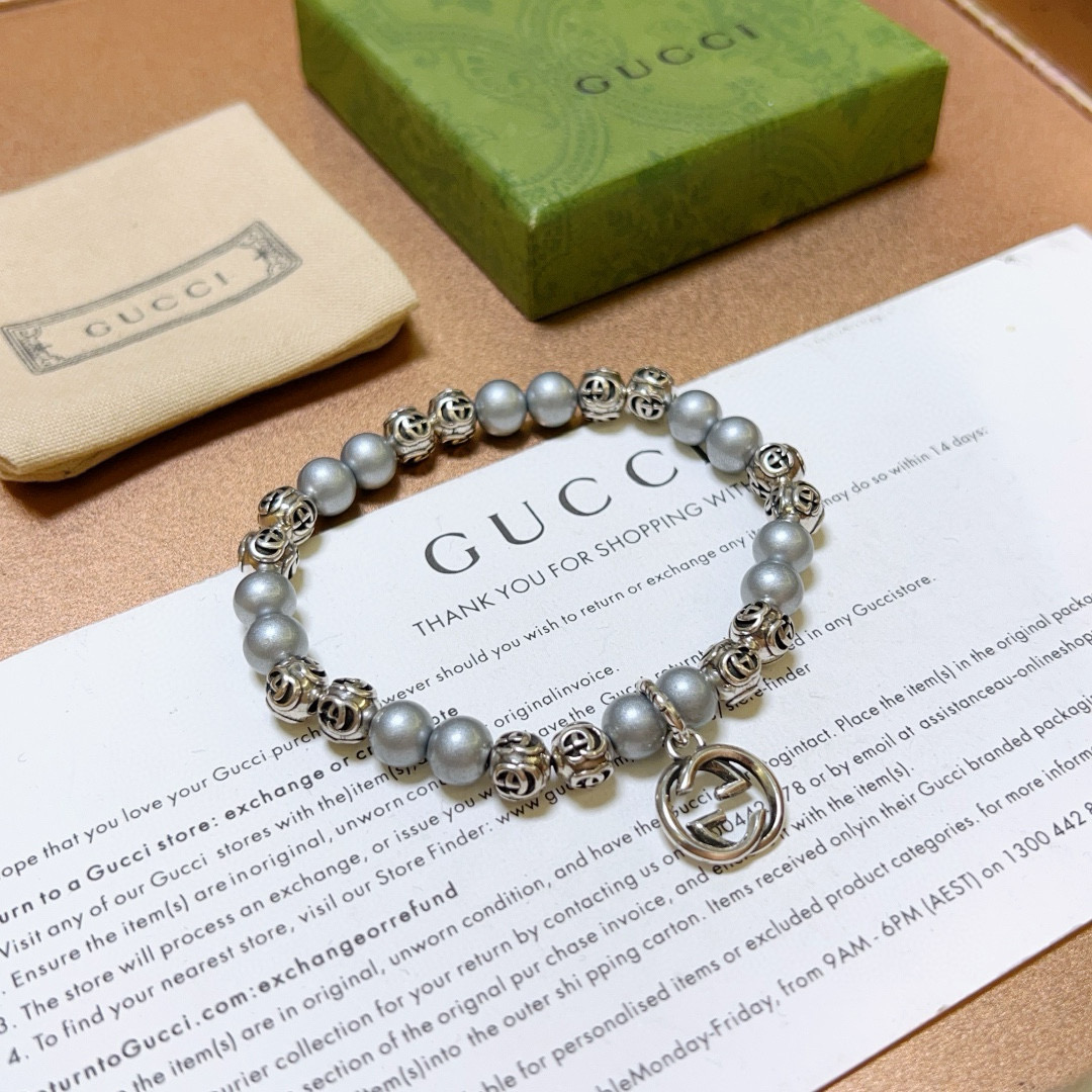 NO:107056,Buy Gucci bracelets are the same as men and women. The latest natural gray pearl bracelets are higher in grade. Stars are the same as Anger Forest series double g gray pearl bracelets. Size: 16-24 cm. Details are used to treat the old version. Non-market bright style. This one is always being made on the market. Gucci is popular in the hot-selling style. Very easy to match clothes, fine accessories, gucci, bracelet19860909批 古驰手链男女同款 最新款天然灰珍珠手链档次更高明星同款Anger Forest系列双g灰珍珠手链 尺寸:16-24厘米 细节对版做旧处理 非市面亮面版型 非市面普通做这款一直在出 古驰里面热卖款 非常好搭配衣服,饰品精品,gucci,bracelet,Jewelry