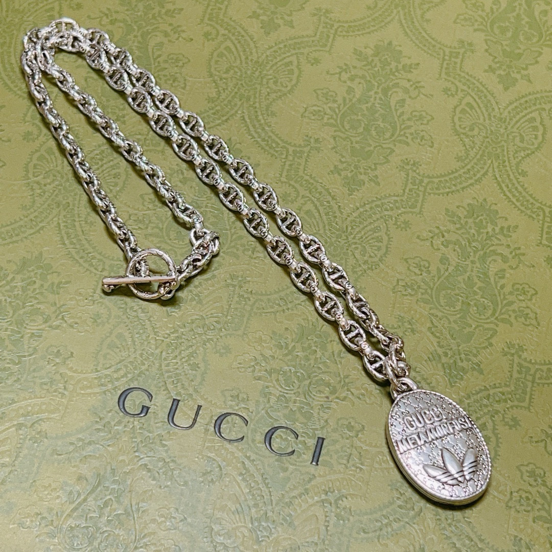 NO:107058,The latest style of Gucci necklaces is higher in chain grade, star style, the same style, Anger Forest series, double G classic style, sham clover joint design concept, necklace series, retro silver necklace, chain length 60 cm, length can be changed, details are used to treat the version, non-market bright style, this model has been released, Gucci is popular in it, very easy to match with trendy clothes, jewelry quality, gucci, necklace19860909批古驰项链最新款链条档次更高明星同款Anger Forest系列双G经典款三叶草联名设计理念项链系列复古银项链 链长60厘米可改长度 细节对版做旧处理 非市面亮面版型 这款一直在出 古驰里面热卖款 非常好搭配潮流衣服,饰品精品,gucci,necklace,Jewelry