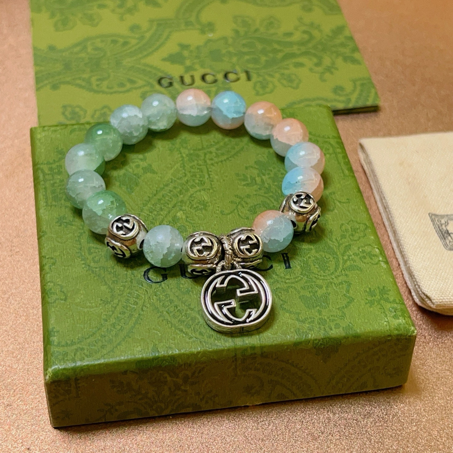 NO:114077,Buy Gucci bracelets are the same as men and women. The latest crystal stone bracelets are higher in grade. Stars are the same as Anger Forest series double g crystal bracelets. Size: 16-24 cm. Details are used to treat the old version. Non-market bright version. This one is always being made on the market. Gucci is popular in the hot-selling style. Very easy to match clothes, fine accessories, gucci, bracelet19860909批 古驰手链男女同款 最新款水晶石手链档次更高明星同款Anger Forest系列双g水晶手链 尺寸:16-24厘米 细节对版做旧处理 非市面亮面版型 非市面普通做这款一直在出 古驰里面热卖款 非常好搭配衣服,饰品精品,gucci,bracelet,Jewelry