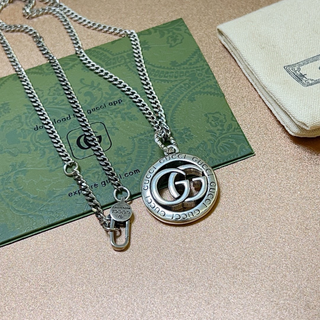 NO:107067,The latest model of Gucci necklace is higher in chain grade, star style, the same style Anger Forest series double G Gucci necklace, chain length 60 cm Gucci retro series new model, details are used to treat the version, non-market glossy version, this model has been released, Gucci is popular in it, very easy to match with trendy clothes, jewelry quality, gucci, necklace19860909批 古驰项链最新款链条档次更高明星同款Anger Forest系列双G古驰项链 链长60厘米古驰复古系列新款 细节对版做旧处理 非市面亮面版型 这款一直在出 古驰里面热卖款 非常好搭配潮流衣服,饰品精品,gucci,necklace,Jewelry