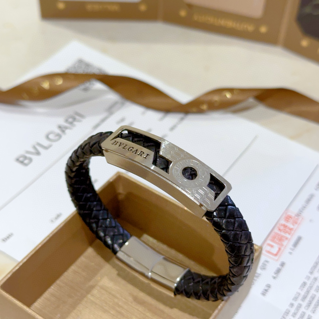 NO:114070,Bill. New Bulgari BVLGARI bracelet bracelet bracelet thickened version Platinum version. Advanced precision version [color] [color] Many internet celebrities same style. Bulgari bracelet tests the master's craftsmanship too much. It is not simple. [color] [color] High-end customization, same style for men and women, Hermes is popular, 1:1 super exquisite star, same style, k gold texture, seductive high-end craftsmanship is created. It is really awesome to use, jewelry quality, bottega veneta, hermes, bvlgari, bvlgari, bracelet19860909批.新款宝格丽BVLGARI手链手绳编织手绳加厚版 铂金版.高级精工版[色][色]众多网红同款 宝格丽手链太考验师傅的手艺了 要确保每个细节都到位不简单[色][色] 高端定制 男女同款 爱马仕火爆 1:1超精赞明星 同款 k金质感,精工高端工艺打造出炉. 上手真的赞爆,饰品精品,bottega veneta,hermes,bvlgari,bvlgari,bracelet,Jewelry