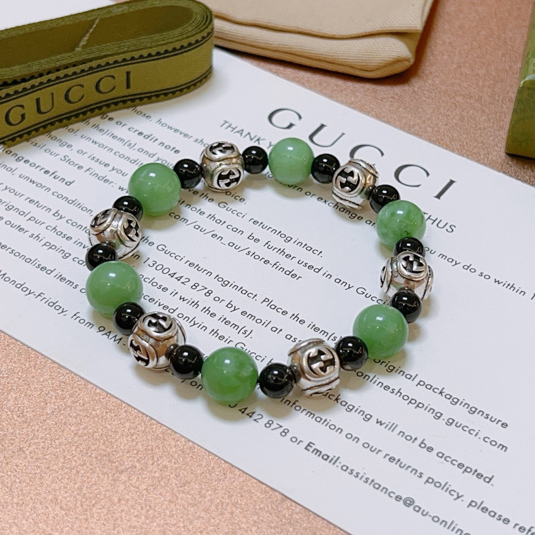NO:114086,Buy Gucci bracelets are the same as men and women. The latest natural stone bracelets are higher in grade. Stars are the same as Anger Forest series double g crystal bracelets. Size: 16-24 cm. Details are used to treat the old version. Non-market bright version. This one is always being made on the market. Gucci is popular in the hot-selling style. Very easy to match clothes, fine accessories, gucci, bracelet19860909批 古驰手链男女同款 最新款天然石手链档次更高明星同款Anger Forest系列双g水晶手链 尺寸:16-24厘米 细节对版做旧处理 非市面亮面版型 非市面普通做这款一直在出 古驰里面热卖款 非常好搭配衣服,饰品精品,gucci,bracelet,Jewelry