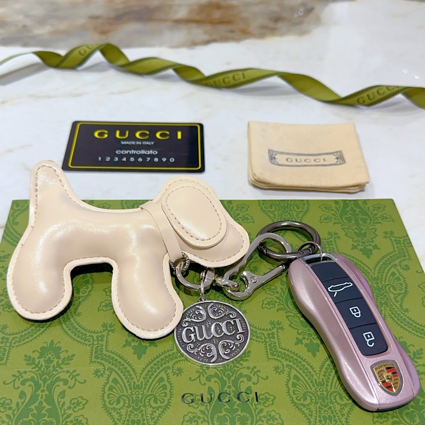 NO:114088,New product release Gucci keychain Gucci bag buckle Latest bag hanging accessories higher grade Celebrity same Anger Forest series dual G classic co-branded design concept keychain series Details are used for the old version Non-market glossy version This model has been released. Gucci is very good to match with trendy backpacks, jewelry boutiques, gucci, backpacks, keychain19860909批新品发布 古驰钥匙扣 古驰包包扣 最新款包包挂饰档次更高明星同款Anger Forest系列双G经典款联名设计理念钥匙扣系列 细节对版做旧处理 非市面亮面版型 这款一直在出 古驰里面热卖款 非常好搭配潮流背包,饰品精品,gucci,backpacks,keychain,Jewelry