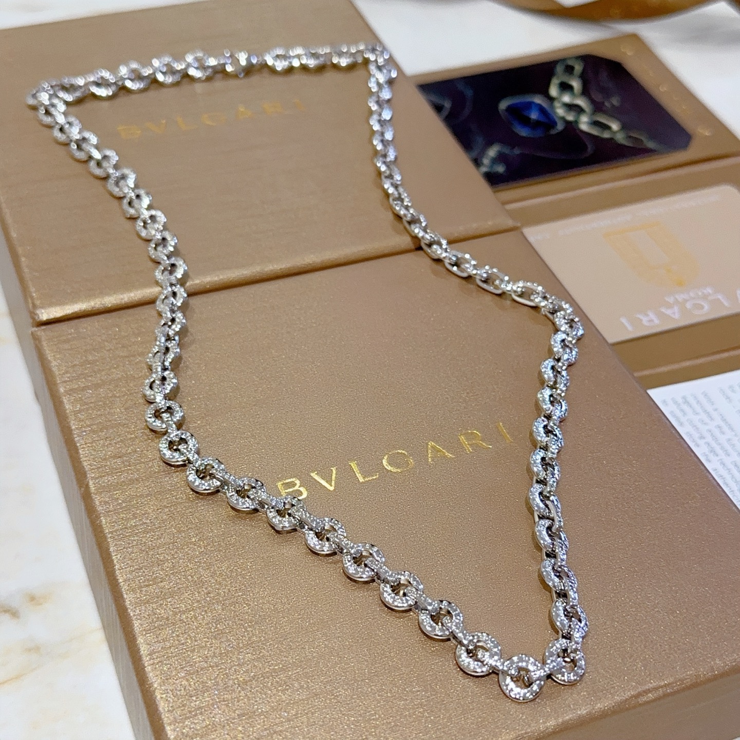 NO:107085,Bulgari necklace V gold material. BVLGARI DIVAS' DREAM series. Perfect appearance and invincible details. The unique color is completely impeccable. It is decorated with a classic ring shape design. It is simple but elegant and eye-catching. The combination of platinum makes the complexion look more elegant and the upper body is elegant. The same style as men and women. Bulgari necklace, jewelry boutique, bottega veneta, bvlgari, bvlgari, necklace19860909批.宝格丽项链V金材质 .BVLGARI宝格丽 DIVAS‘ DREAM 系列 品相完美,细节无敌,那种独特的色泽完全无可挑剔,再缀以经典指环外形设计,简约之余却又优雅夺目,铂金的组合更显气色,上身雅致动人.男女同款 宝格丽项链,饰品精品,bottega veneta,bvlgari,bvlgari,necklace,Jewelry