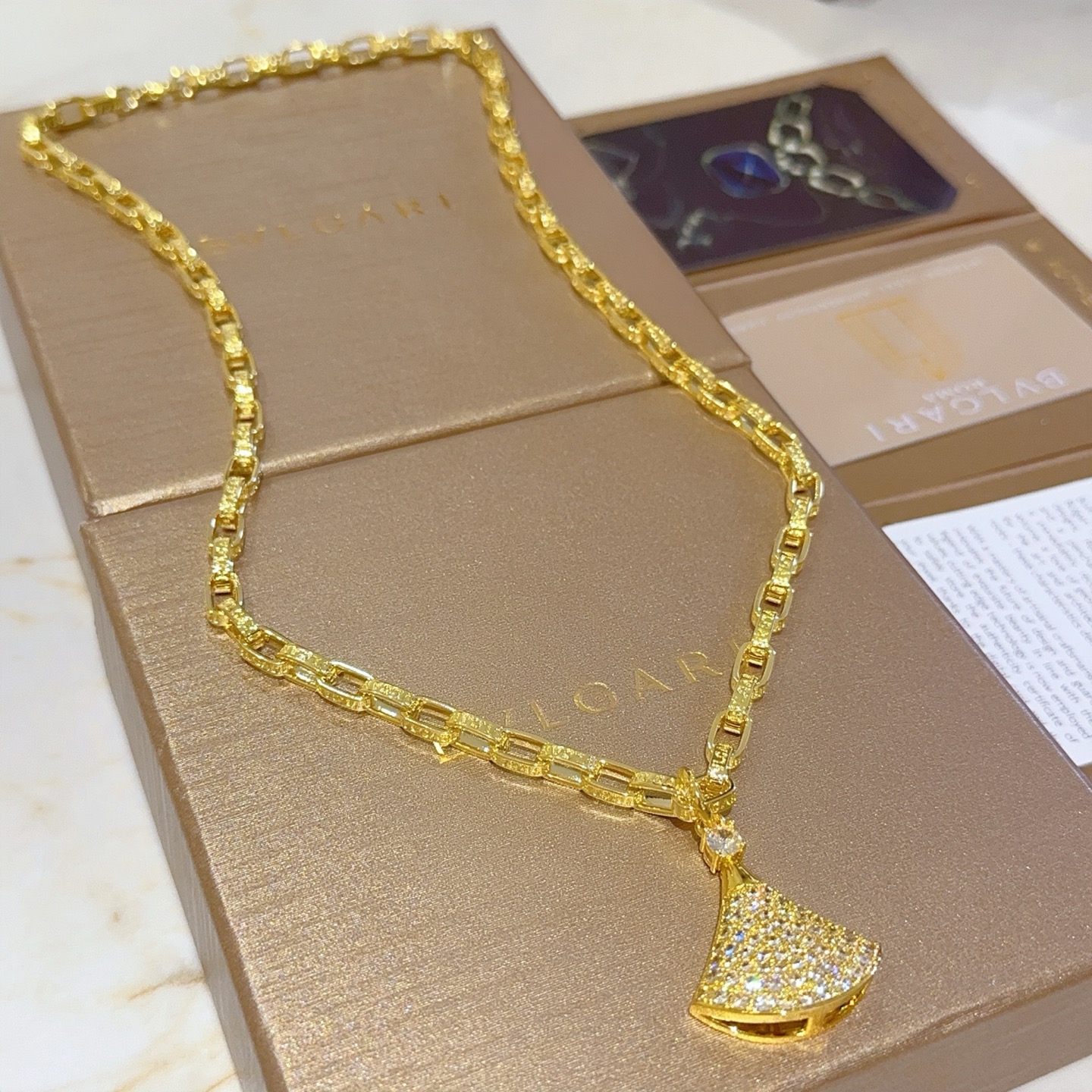 NO:113628,Bulgari necklace V gold material. BVLGARI DIVAS' DREAM series. Perfect appearance and invincible details. The unique color is completely impeccable. It is decorated with a classic ring shape design. It is simple but elegant and eye-catching. The combination of platinum makes the complexion look more elegant and the upper body is elegant. The same style of men and women. Bulgari necklace, same style of men and women, fine jewelry, bottega veneta, bvlgari, bvlgari, necklace19860909批.宝格丽项链V金材质 .BVLGARI宝格丽 DIVAS‘ DREAM 系列 品相完美,细节无敌,那种独特的色泽完全无可挑剔,再缀以经典指环外形设计,简约之余却又优雅夺目,铂金的组合更显气色,上身雅致动人.男女同款 宝格丽项链 男女同款,饰品精品,bottega veneta,bvlgari,bvlgari,necklace,Jewelry