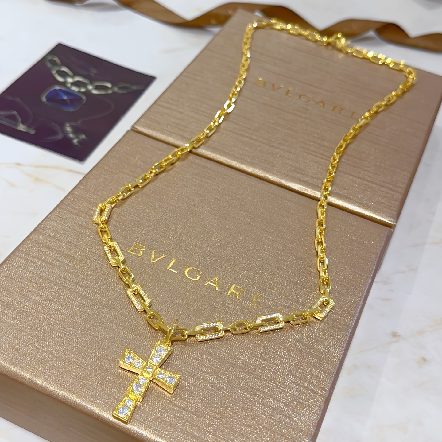 NO:113630,Bulgari necklace V gold material.BVLGARI Bulgari DIVAS' DREAM series. Perfect appearance and invincible details. The unique color is completely impeccable. It is decorated with a classic ring shape design. It is simple but elegant and eye-catching. The combination of gold makes the complexion more elegant and charming. The upper body is elegant and moving. The same style of men and women. Bulgari necklace, the same style of men and women, the fine jewelry, bottega veneta, bvlgari, bvlgari, necklace, gold19860909批.宝格丽项链V金材质 .BVLGARI宝格丽 DIVAS‘ DREAM 系列 品相完美,细节无敌,那种独特的色泽完全无可挑剔,再缀以经典指环外形设计,简约之余却又优雅夺目,黄金的组合更显气色,上身雅致动人.男女同款 宝格丽项链 男女同款,饰品精品,bottega veneta,bvlgari,bvlgari,necklace,gold,Jewelry