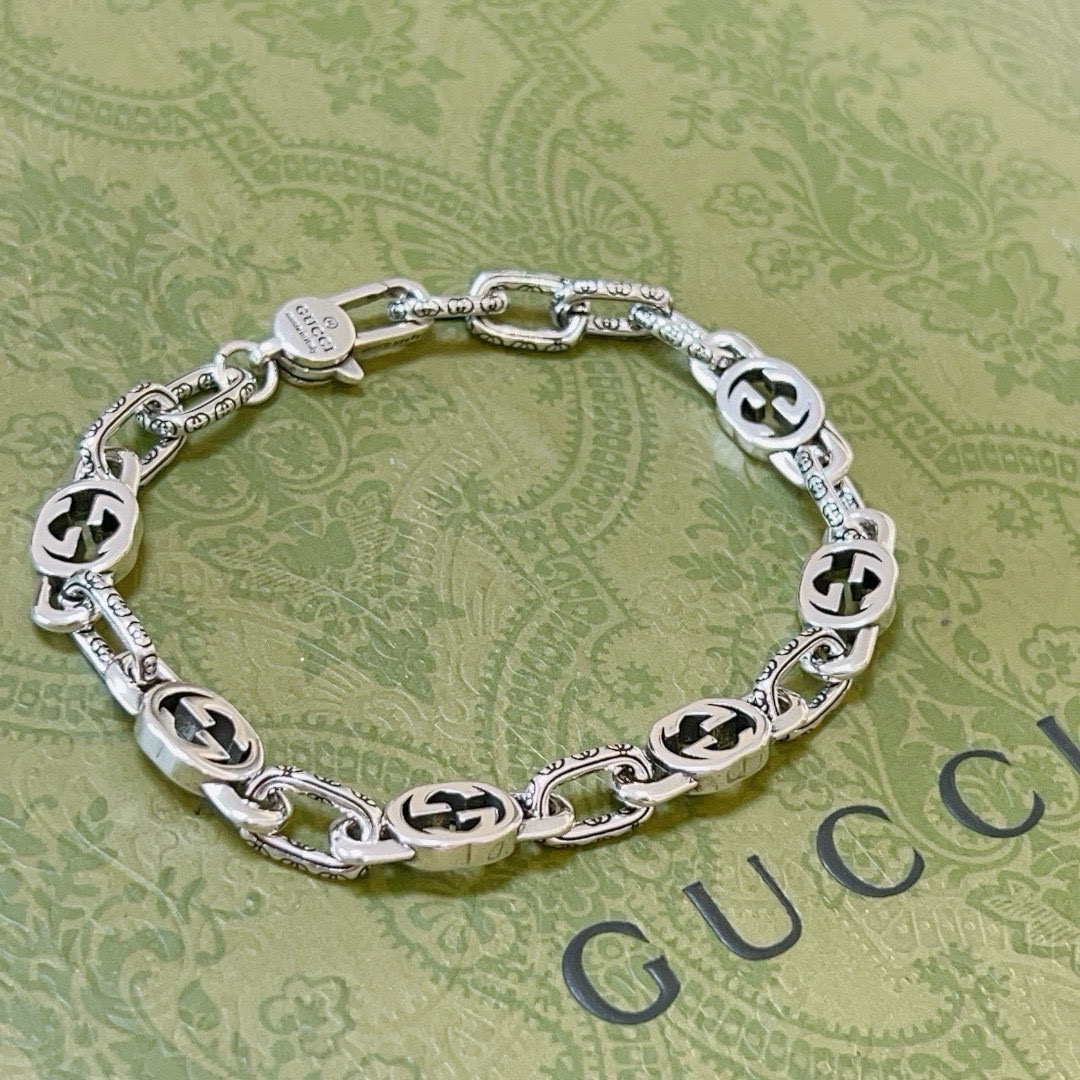 NO:107438,2025 latest release The latest classic model of Gucci bracelet is exquisite, regardless of style or texture, and you can understand the original logo at a glance. Super nice. The best choice for matching clothes. It is a must-have artifact for men and women. The number of codes is 18.20.22.24 cm, jewelry quality, gucci, gucci, bracelet19860909批. 2025最新出炉 Gucci古驰手链最新款的经典款 精致无论款式 质感 都是绝对的顶尖feel 只要看一眼就懂了原版logo 超 nice 搭配衣服最佳的选择,男女同款必备神器 码数18.20.22.24厘米,饰品精品,gucci,gucci,bracelet,Jewelry
