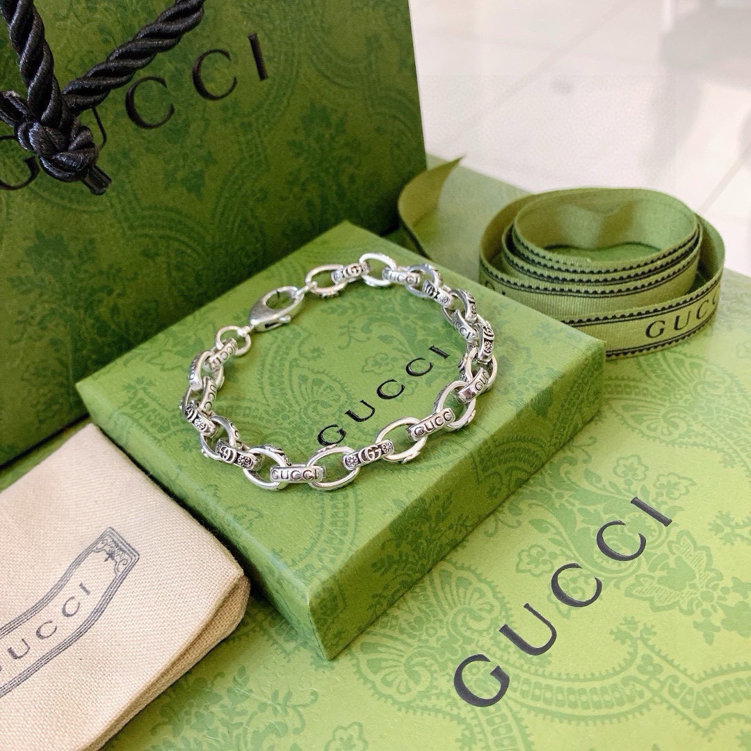 NO:107440,Comment. The latest recommended models of Douyin are released. The latest classic model of Gucci bracelet. It is exquisite, regardless of style or texture. It is absolutely top feel. Just take a look and you can understand the original logo. Super nice. The best choice for matching clothes. It is a must-have artifact for men and women. Number of codes: 16.17.18.19.20.21.22.23 24 cm. Simple and atmospheric, low-key and luxurious, fine jewelry, gucci, gucci, bracelet19860909批 . 抖音推荐款最新出炉 Gucci古驰手链最新款的经典款 精致无论款式 质感 都是绝对的顶尖feel 只要看一眼就懂了原版logo 超 nice 搭配衣服最佳的选择,男女同款必备神器 码数16.17.18.19.20.21.22.23 24厘米 简单又大气,低调显奢华,饰品精品,gucci,gucci,bracelet,Jewelry