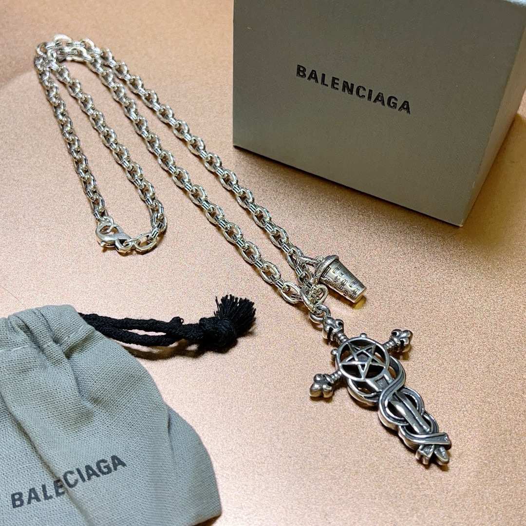 NO:113654,Batch original single product Balenciaga Necklace Balenciaga New necklace counter is consistent, fine details and workmanship are in place, fine design process, hot products are shipped, unique design, retro style Balenciaga Necklace, fine jewelry, balenciaga, balenciaga, necklace19860909批 原单货新品 巴黎世家项链 Balenciaga 新款项链专柜一致 细节做工精细 每个细节流程到位 设计工艺精细 火爆款出货 设计独特 复古风格 巴黎世家项链,饰品精品,balenciaga,balenciaga,necklace,Jewelry