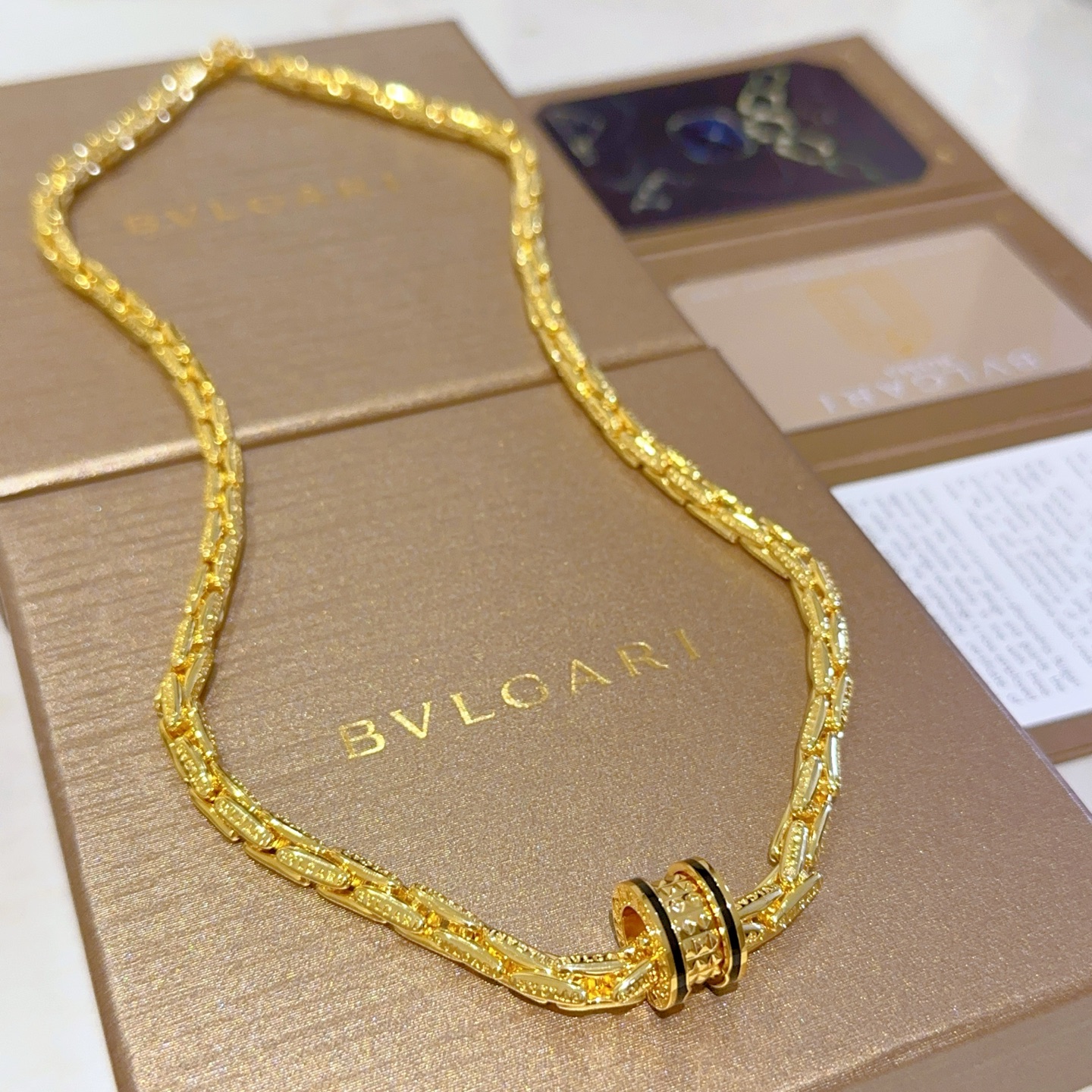 NO:107428,Bulgari necklace V gold material.BVLGARI Bulgari DIVAS' DREAM series. Perfect appearance and invincible details. The unique color is completely impeccable. It is decorated with a classic ring shape design. It is simple but elegant and eye-catching. The combination of gold makes the complexion more elegant and charming. The upper body is elegant and moving. The same style of men and women. Bulgari necklace, the same style of men and women, the fine jewelry, bottega veneta, bvlgari, bvlgari, necklace, gold19860909批.宝格丽项链V金材质 .BVLGARI宝格丽 DIVAS‘ DREAM 系列 品相完美,细节无敌,那种独特的色泽完全无可挑剔,再缀以经典指环外形设计,简约之余却又优雅夺目,黄金的组合更显气色,上身雅致动人.男女同款 宝格丽项链 男女同款,饰品精品,bottega veneta,bvlgari,bvlgari,necklace,gold,Jewelry