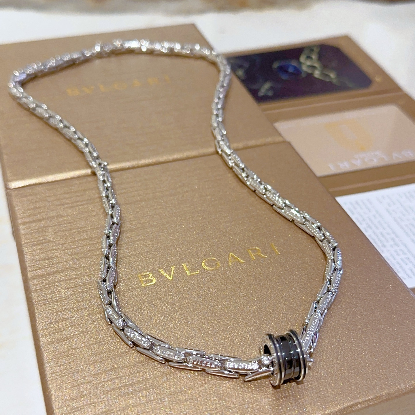 NO:113666,Bulgari necklace V gold material. BVLGARI DIVAS' DREAM series. Perfect appearance and invincible details. The unique color is completely impeccable. It is decorated with a classic ring shape design. It is simple but elegant and eye-catching. The combination of platinum makes the complexion look more elegant and the upper body is elegant. The same style of men and women. Bulgari necklace, same style of men and women, fine jewelry, bottega veneta, bvlgari, bvlgari, necklace19860909批.宝格丽项链V金材质 .BVLGARI宝格丽 DIVAS‘ DREAM 系列 品相完美,细节无敌,那种独特的色泽完全无可挑剔,再缀以经典指环外形设计,简约之余却又优雅夺目,铂金的组合更显气色,上身雅致动人.男女同款 宝格丽项链 男女同款,饰品精品,bottega veneta,bvlgari,bvlgari,necklace,Jewelry