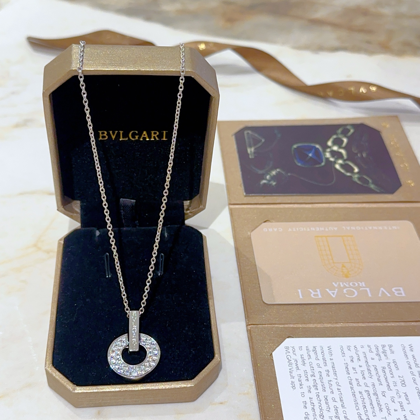 NO:113669,Bulgari necklace V gold material. BVLGARI DIVAS' DREAM series. Perfect appearance and invincible details. The unique color is completely impeccable. It is decorated with a classic ring shape design. It is simple but elegant and eye-catching. The rose gold combination makes the complexion look more elegant and charming. The upper body is elegant and moving. The same style for men and women. Bulgari necklace for men and women, boutique jewelry, bottega veneta, bvlgari, bvlgari, necklace19860909批.宝格丽项链V金材质 .BVLGARI宝格丽 DIVAS‘ DREAM 系列 品相完美,细节无敌,那种独特的色泽完全无可挑剔,再缀以经典指环外形设计,简约之余却又优雅夺目,玫瑰金的组合更显气色,上身雅致动人.男女同款 宝格丽项链 男女同款,饰品精品,bottega veneta,bvlgari,bvlgari,necklace,Jewelry