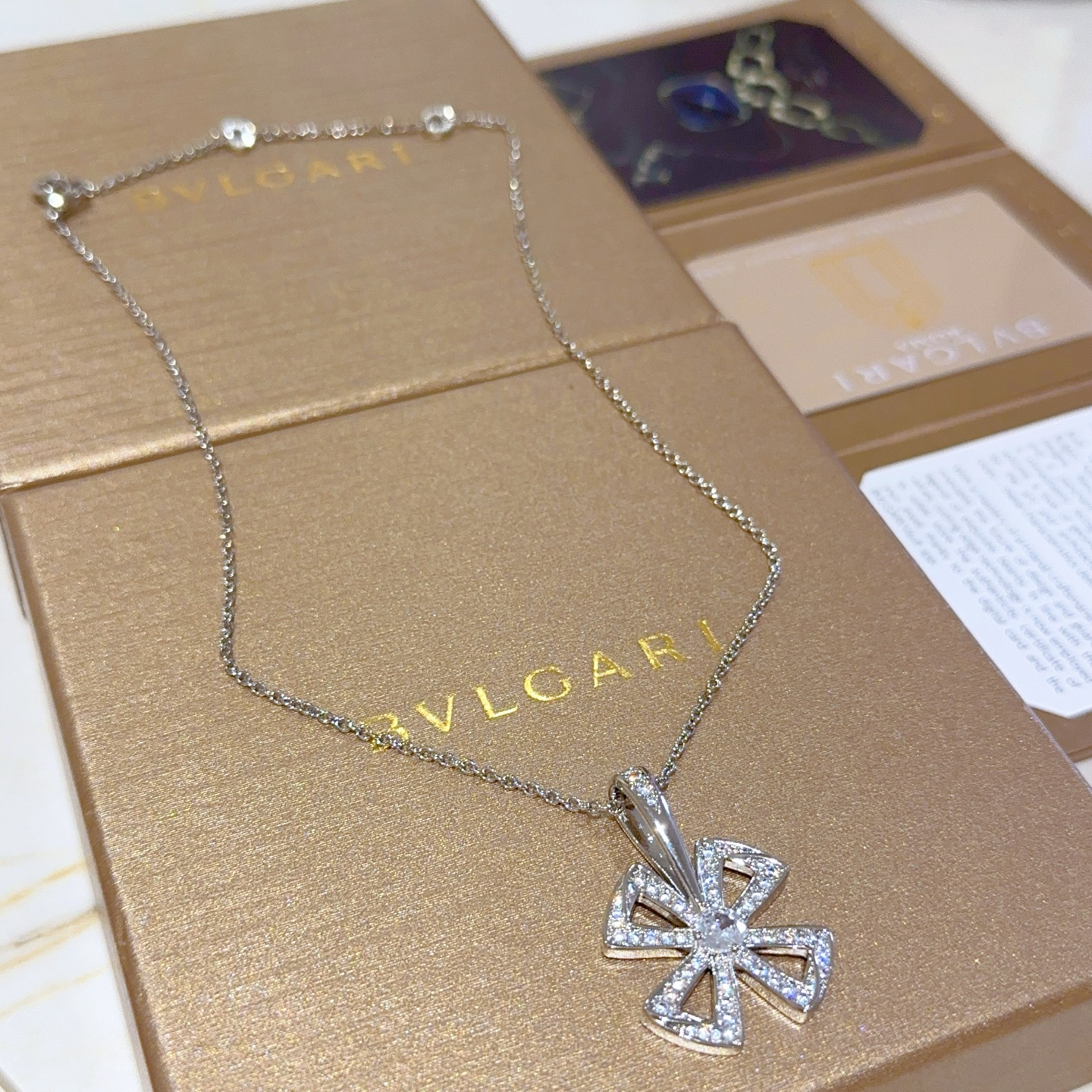 NO:107434,Bulgari necklace V gold material. BVLGARI DIVAS' DREAM series. Perfect appearance and invincible details. The unique color is completely impeccable. It is decorated with a classic ring shape design. It is simple but elegant and eye-catching. The rose gold combination makes the complexion look more elegant and charming. The upper body is elegant and moving. The same style for men and women. Bulgari necklace for men and women, boutique jewelry, bottega veneta, bvlgari, bvlgari, necklace19860909批.宝格丽项链V金材质 .BVLGARI宝格丽 DIVAS‘ DREAM 系列 品相完美,细节无敌,那种独特的色泽完全无可挑剔,再缀以经典指环外形设计,简约之余却又优雅夺目,玫瑰金的组合更显气色,上身雅致动人.男女同款 宝格丽项链 男女同款,饰品精品,bottega veneta,bvlgari,bvlgari,necklace,Jewelry