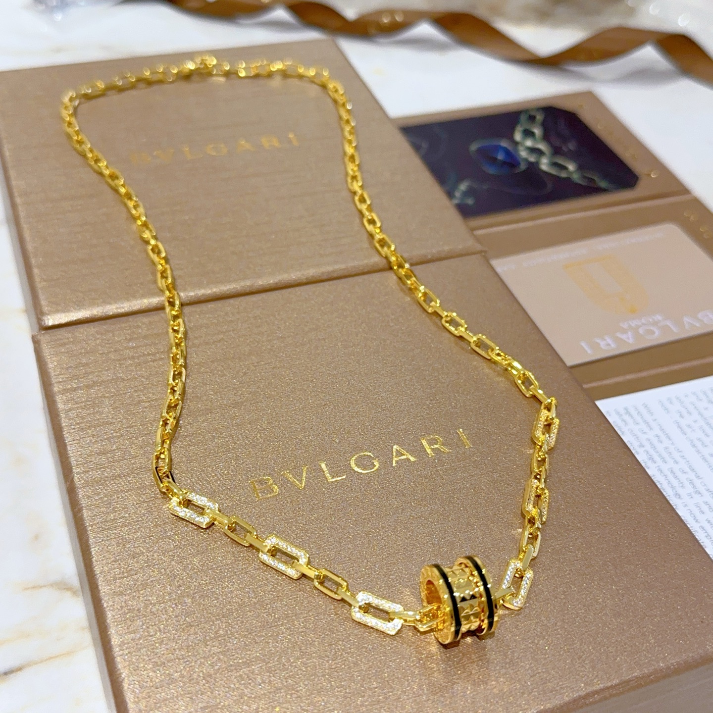 NO:113644,Bulgari necklace V gold material.BVLGARI Bulgari DIVAS' DREAM series. Perfect appearance, invincible details, the unique color is completely impeccable, and is decorated with a classic ring shape design. It is simple but elegant and eye-catching, and the upper body is elegant and moving. The same style for men and women. Bulgari necklace for men and women, boutique jewelry, bottega veneta, bvlgari, bvlgari, necklace19860909批.宝格丽项链V金材质 .BVLGARI宝格丽 DIVAS‘ DREAM 系列 品相完美,细节无敌,那种独特的色泽完全无可挑剔,再缀以经典指环外形设计,简约之余却又优雅夺目,上身雅致动人.男女同款 宝格丽项链 男女同款,饰品精品,bottega veneta,bvlgari,bvlgari,necklace,Jewelry